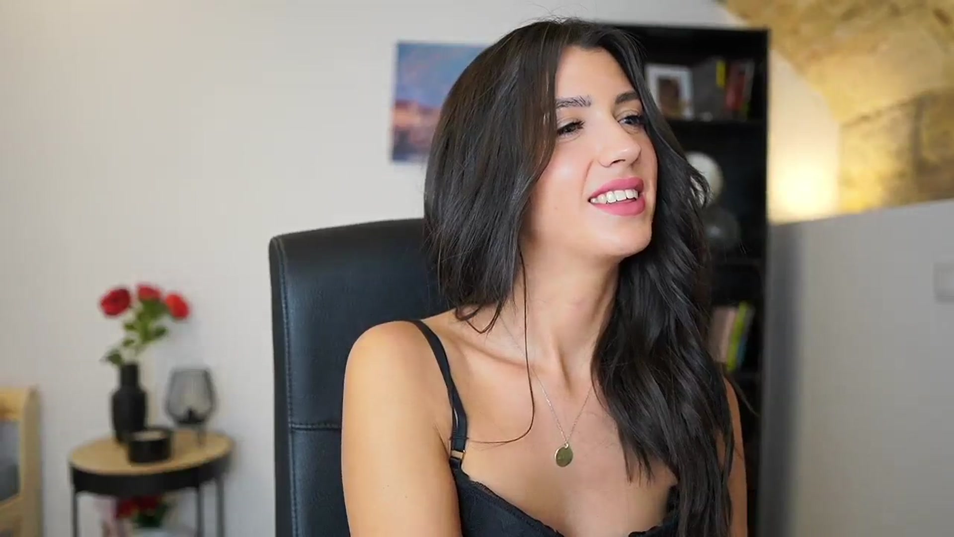 Gallery image thumbnail from Julia_Roca's myfreecams stream on, 12/18/2023, 21:23 image 18 of 20