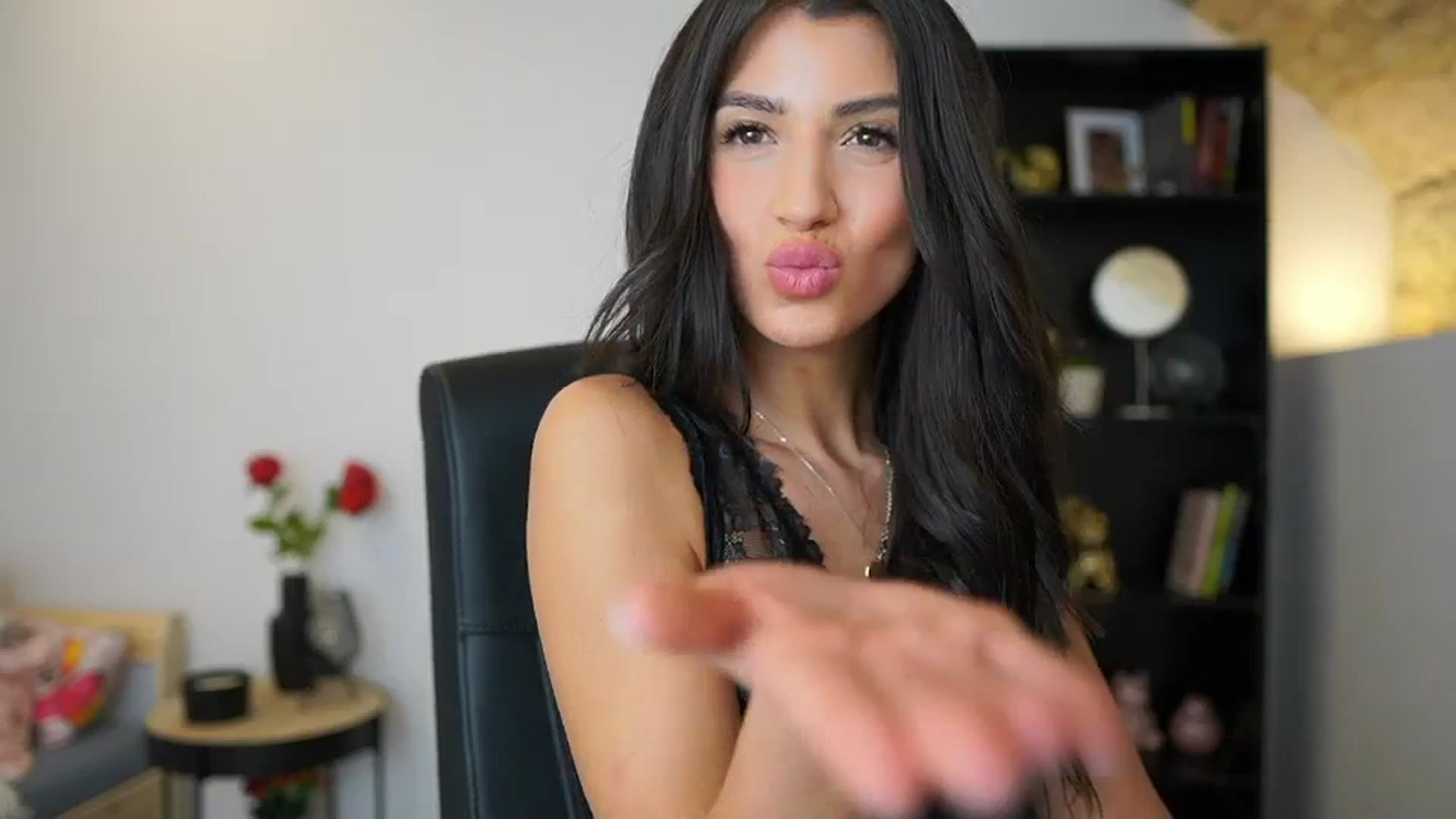 Gallery image thumbnail from Julia_Roca's myfreecams stream on, 12/20/2023, 21:09 image 16 of 20