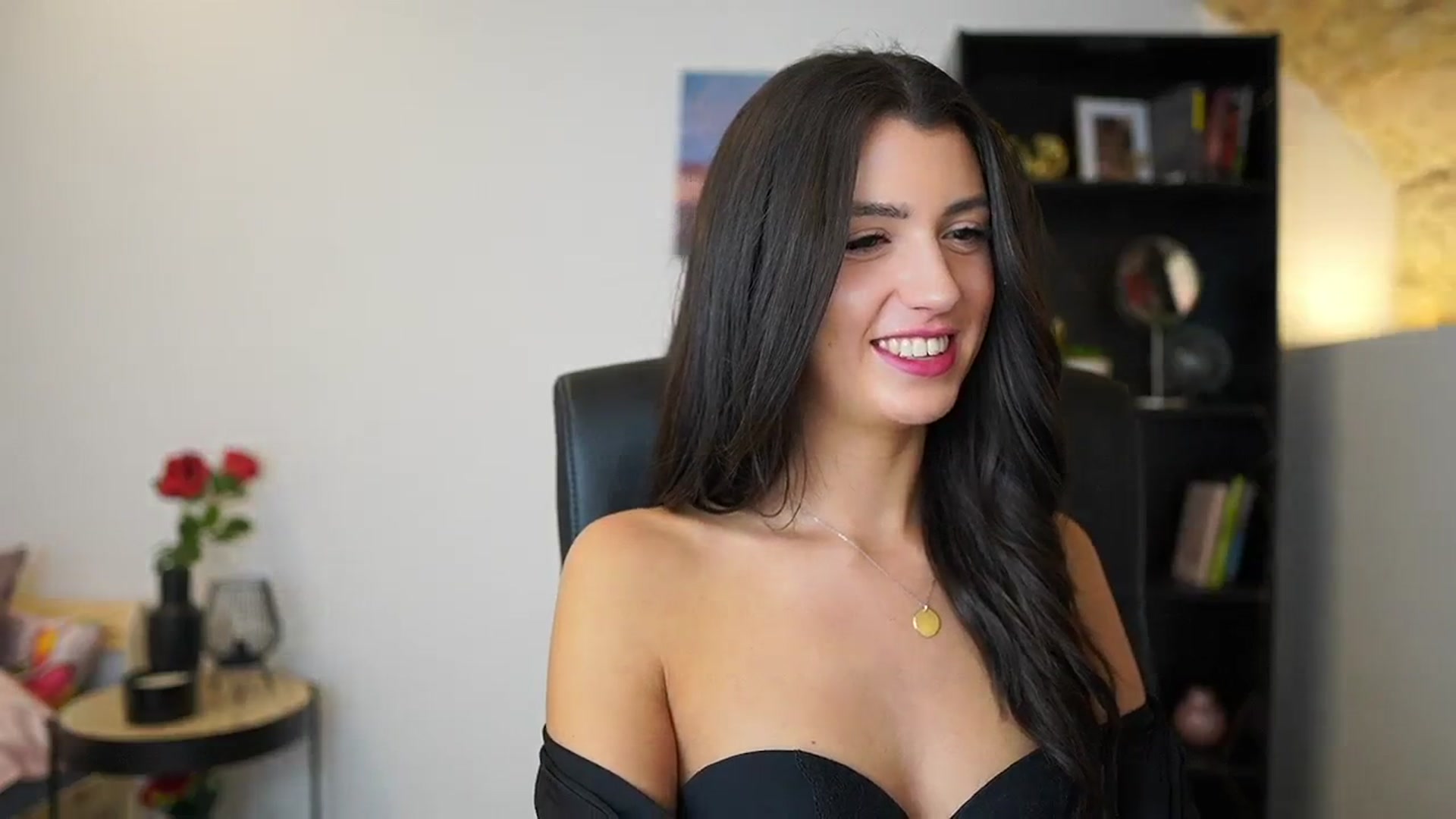 Gallery image thumbnail from Julia_Roca's myfreecams stream on, 12/26/2023, 11:50 image 10 of 20