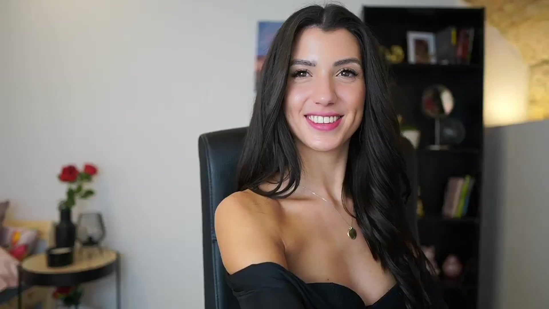 Gallery image thumbnail from Julia_Roca's myfreecams stream on, 12/26/2023, 13:59 image 10 of 20