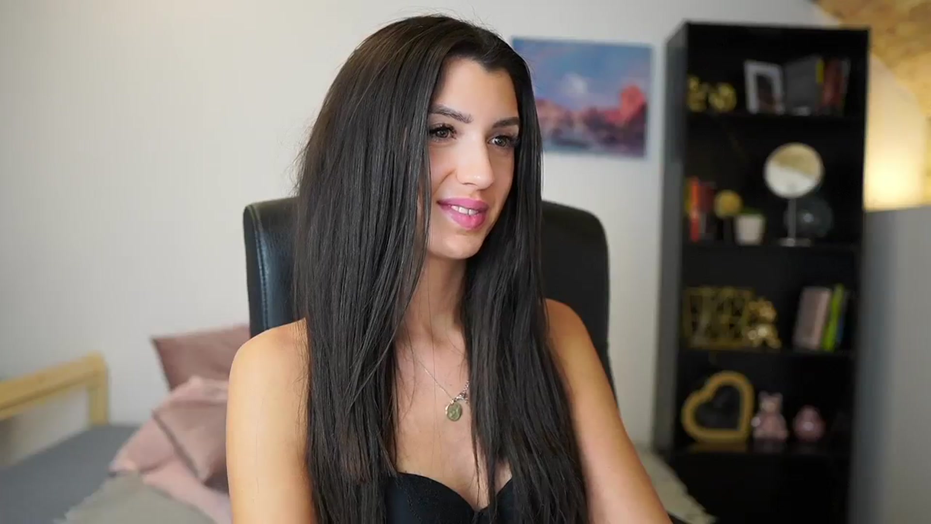 Gallery image thumbnail from Julia_Roca's myfreecams stream on, 01/12/2024, 17:30 image 10 of 20