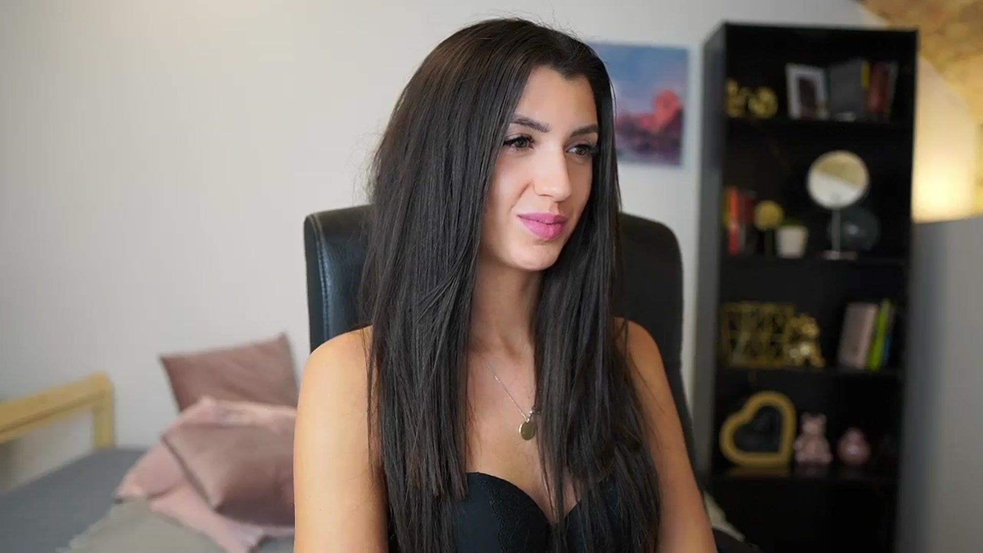 Gallery image thumbnail from Julia_Roca's myfreecams stream on, 01/12/2024, 17:30 image 5 of 20