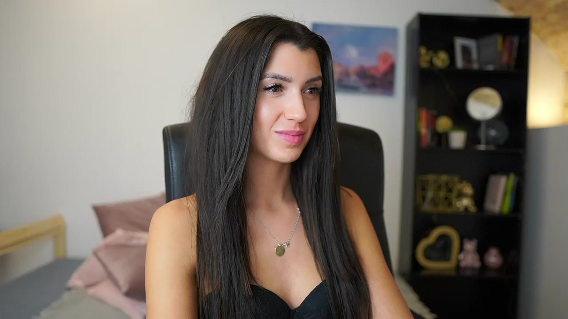 Gallery image thumbnail from Julia_Roca's myfreecams stream on, 01/12/2024, 17:30 image 11 of 20