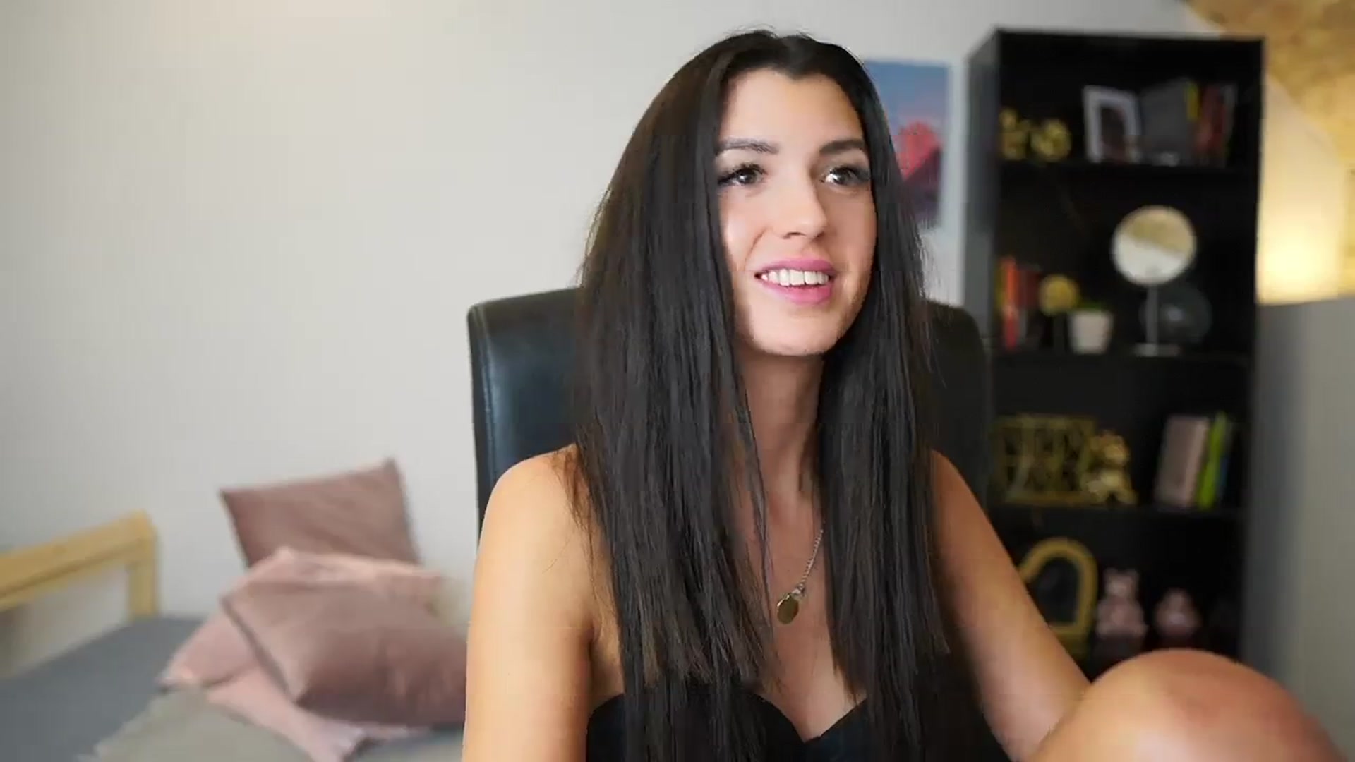 Gallery image thumbnail from Julia_Roca's myfreecams stream on, 01/12/2024, 17:30 image 16 of 20