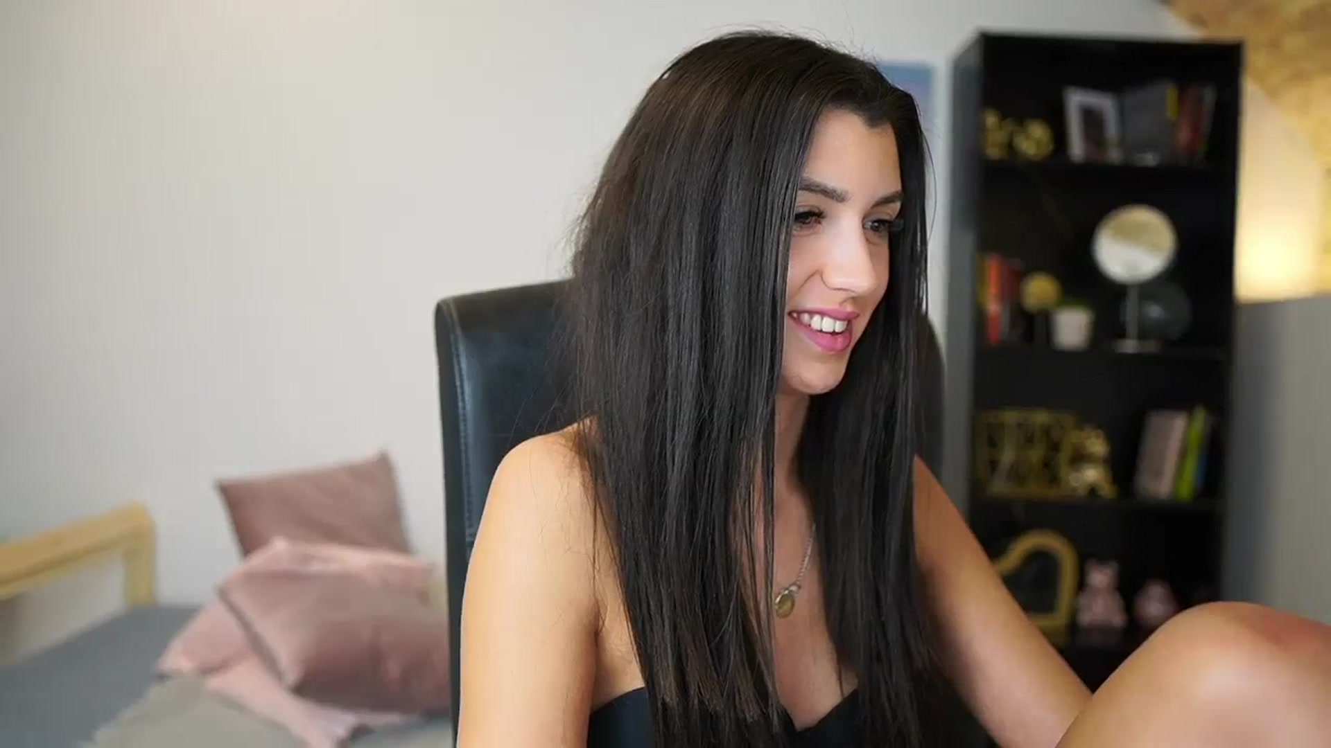 Gallery image thumbnail from Julia_Roca's myfreecams stream on, 01/12/2024, 17:30 image 18 of 20