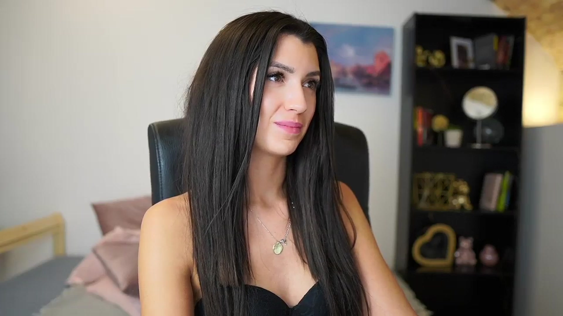 Gallery image thumbnail from Julia_Roca's myfreecams stream on, 01/12/2024, 17:30 image 9 of 20