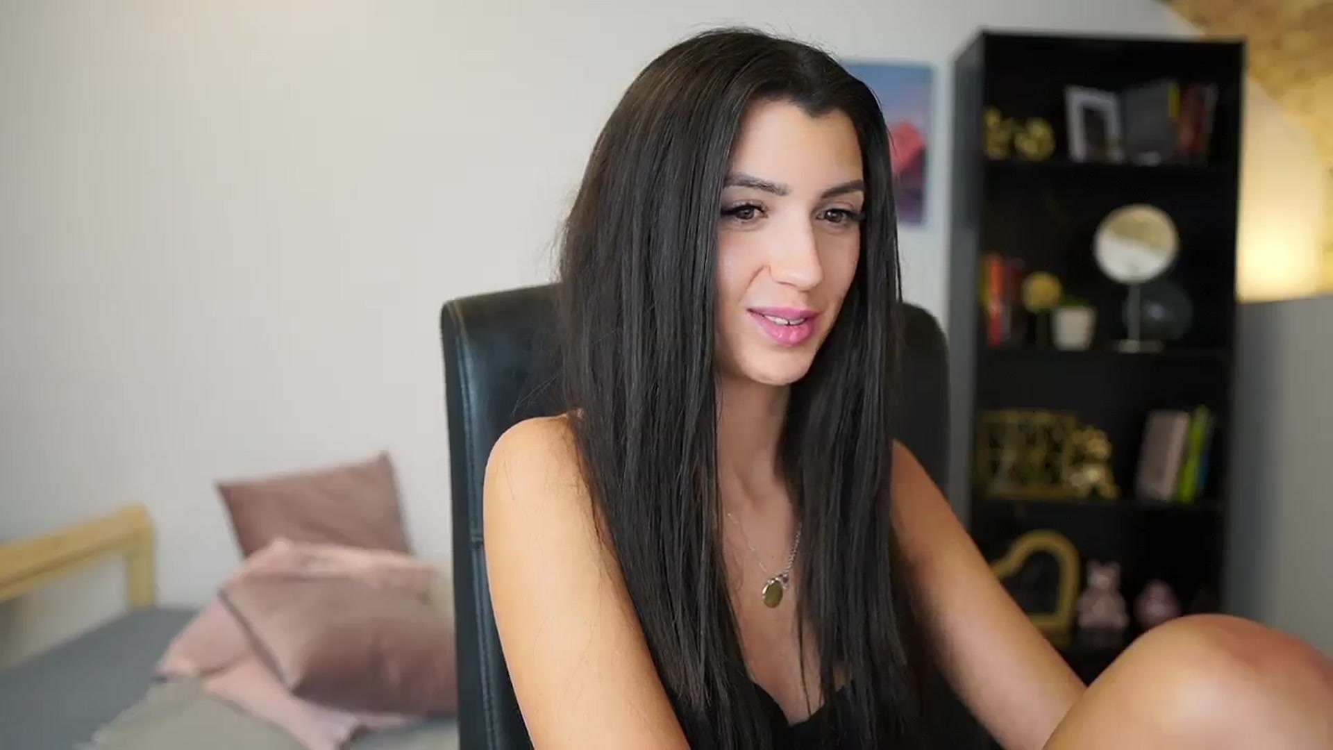 Gallery image thumbnail from Julia_Roca's myfreecams stream on, 01/12/2024, 17:30 image 17 of 20