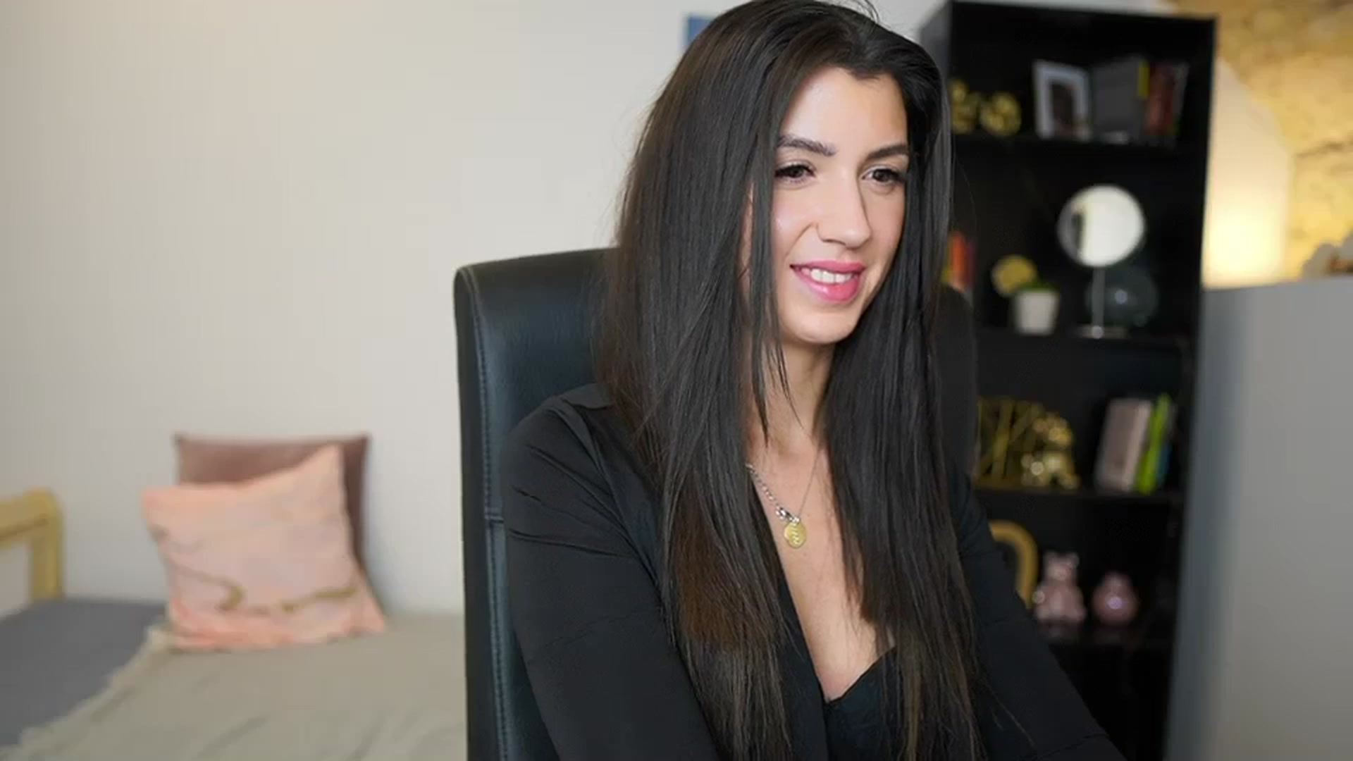 Gallery image thumbnail from Julia_Roca's myfreecams stream on, 01/16/2024, 15:48 image 10 of 20