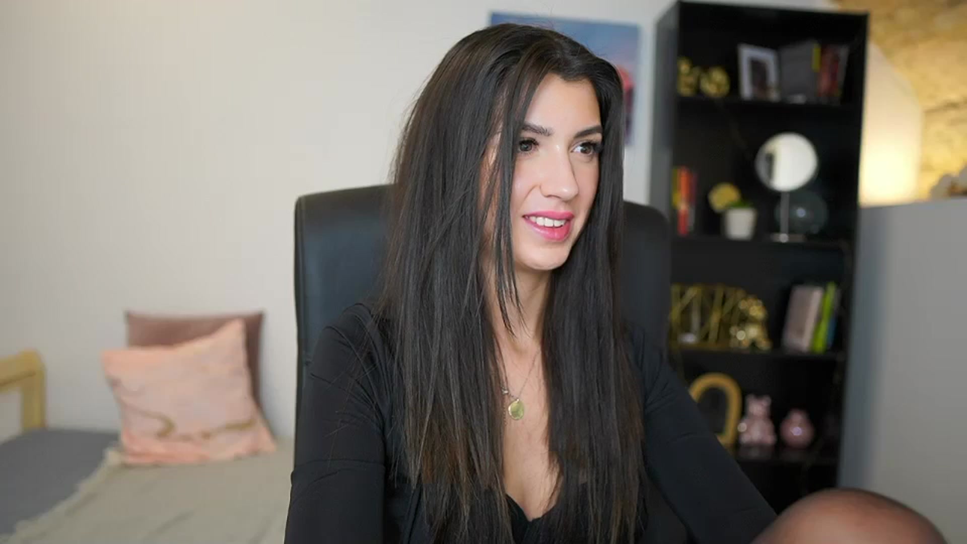 Gallery image thumbnail from Julia_Roca's myfreecams stream on, 01/16/2024, 15:48 image 1 of 20