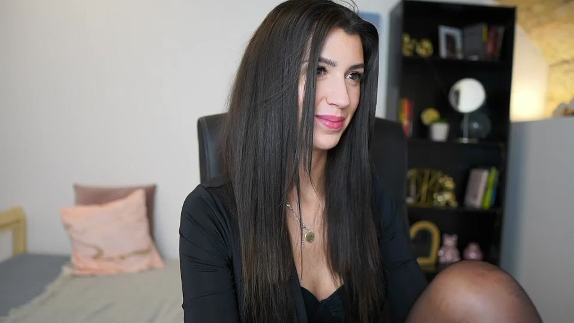 Gallery image thumbnail from Julia_Roca's myfreecams stream on, 01/16/2024, 15:48 image 17 of 20