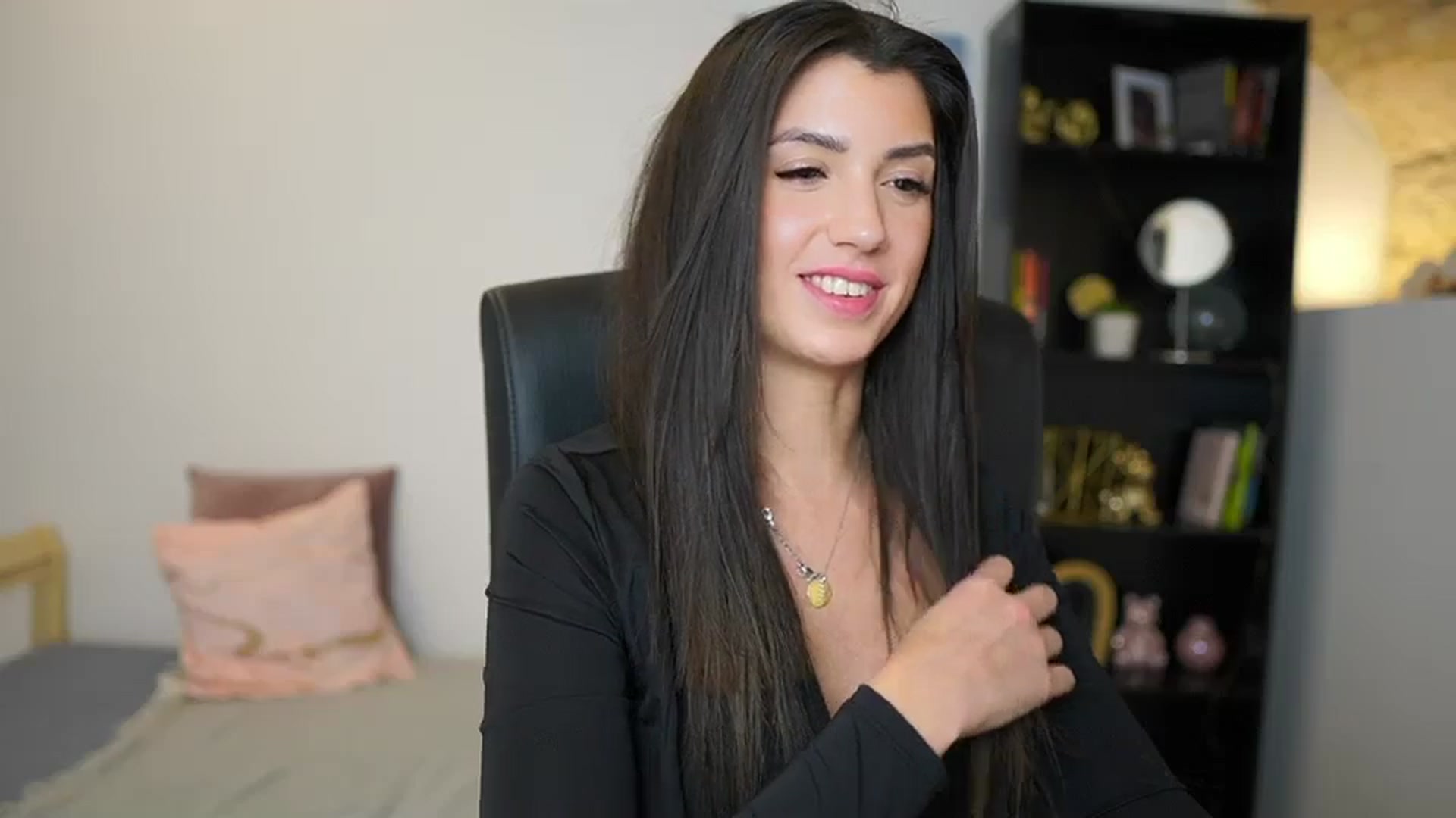 Gallery image thumbnail from Julia_Roca's myfreecams stream on, 01/16/2024, 15:48 image 9 of 20