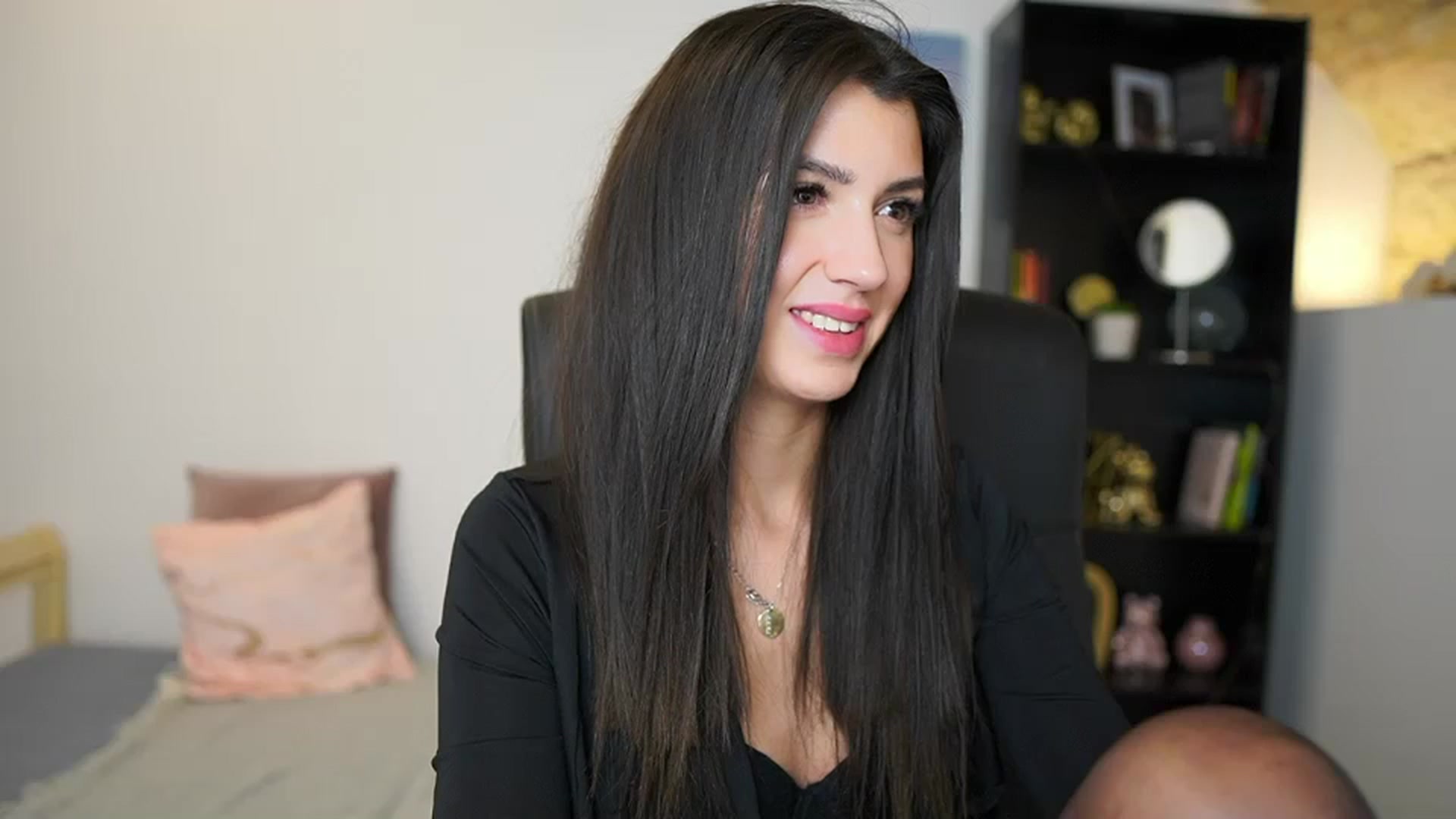 Gallery image thumbnail from Julia_Roca's myfreecams stream on, 01/16/2024, 15:48 image 12 of 20
