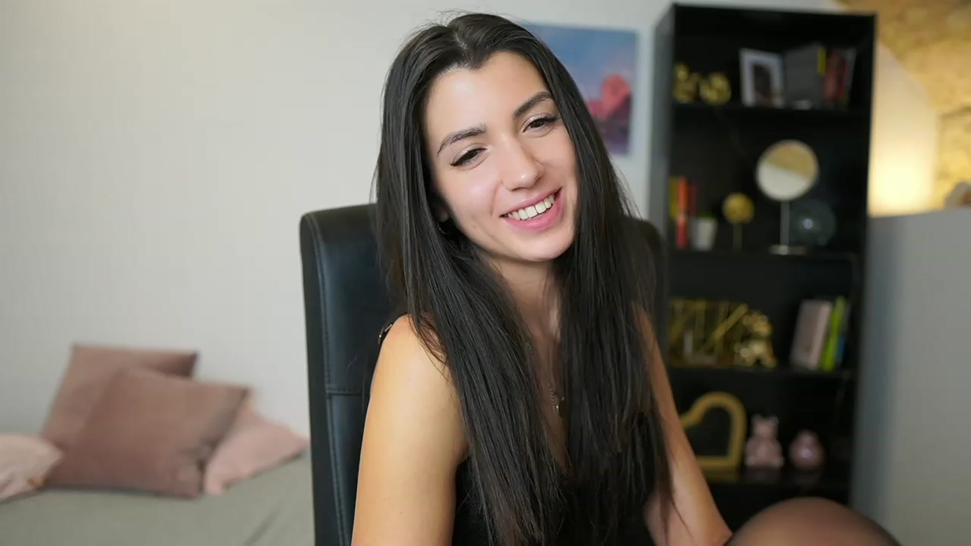 Gallery image thumbnail from Julia_Roca's myfreecams stream on, 01/18/2024, 17:43 image 4 of 20