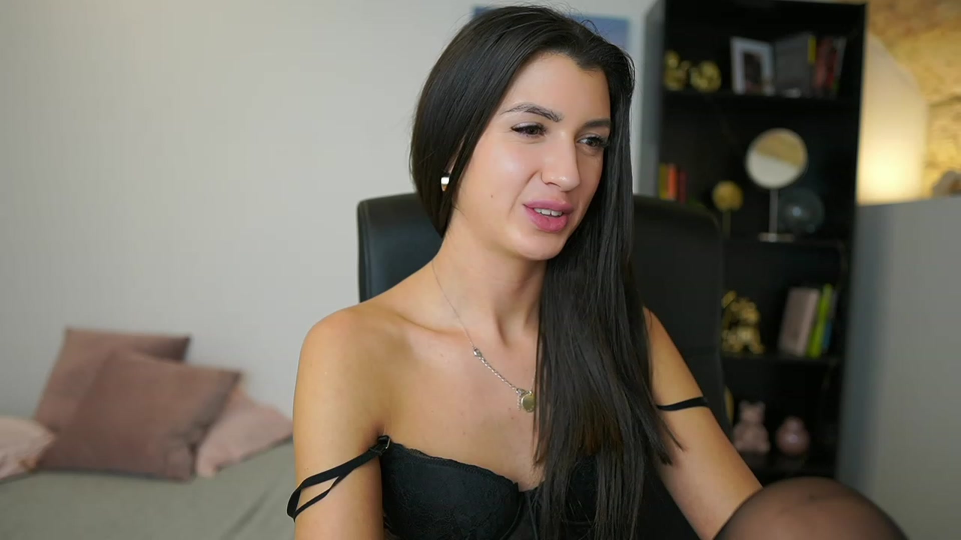 Gallery image thumbnail from Julia_Roca's myfreecams stream on, 01/18/2024, 17:43 image 11 of 20