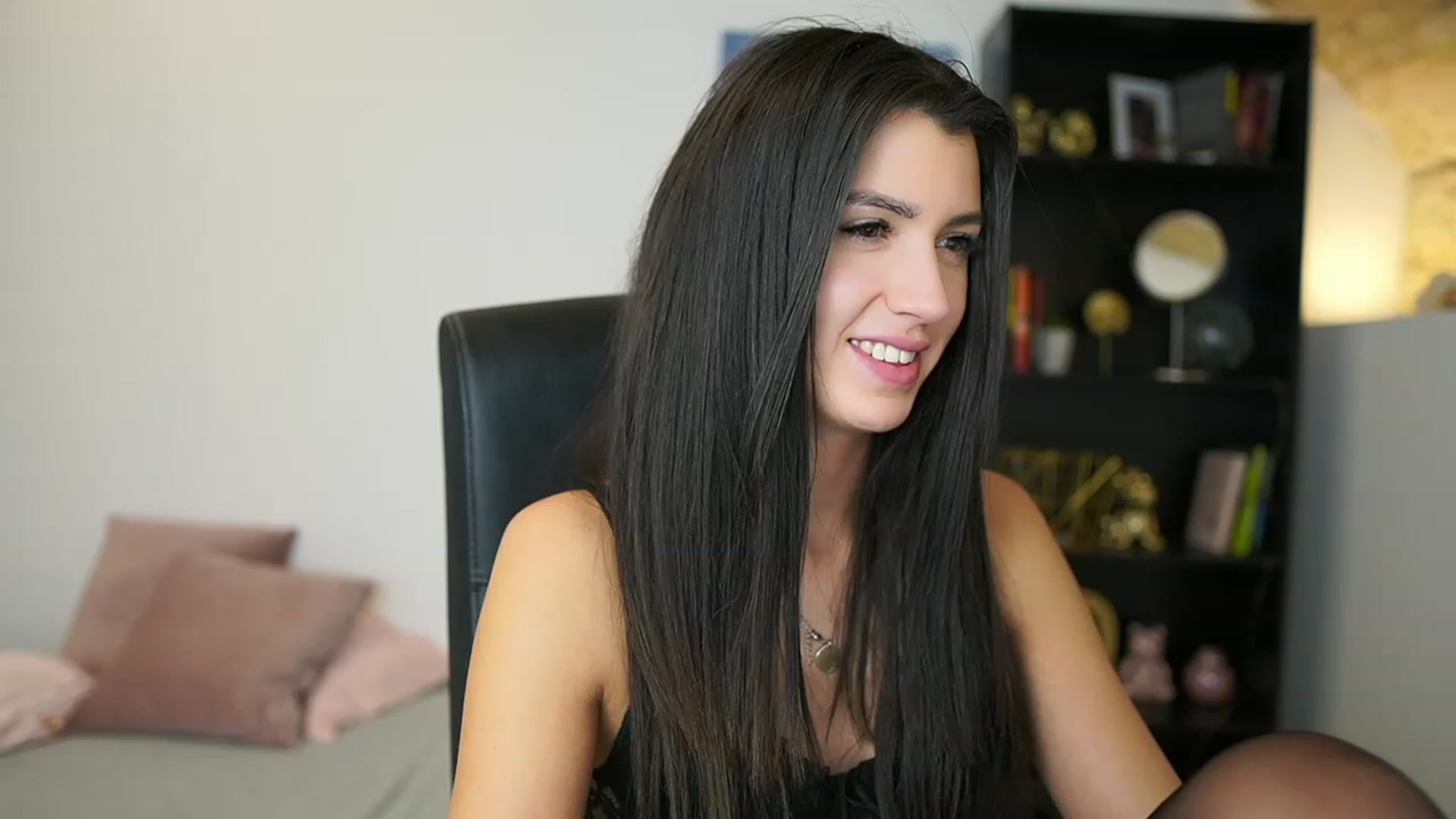 Gallery image thumbnail from Julia_Roca's myfreecams stream on, 01/18/2024, 17:43 image 1 of 20