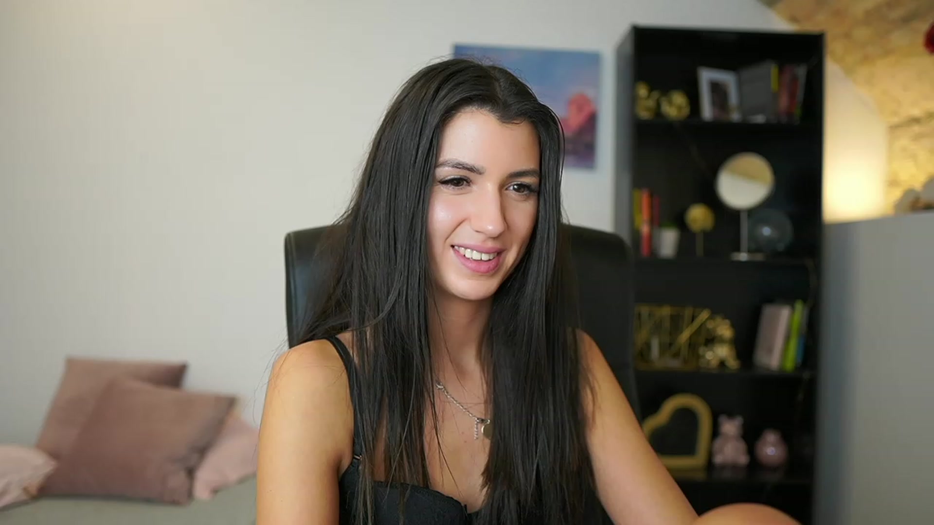 Gallery image thumbnail from Julia_Roca's myfreecams stream on, 01/18/2024, 19:12 image 10 of 20