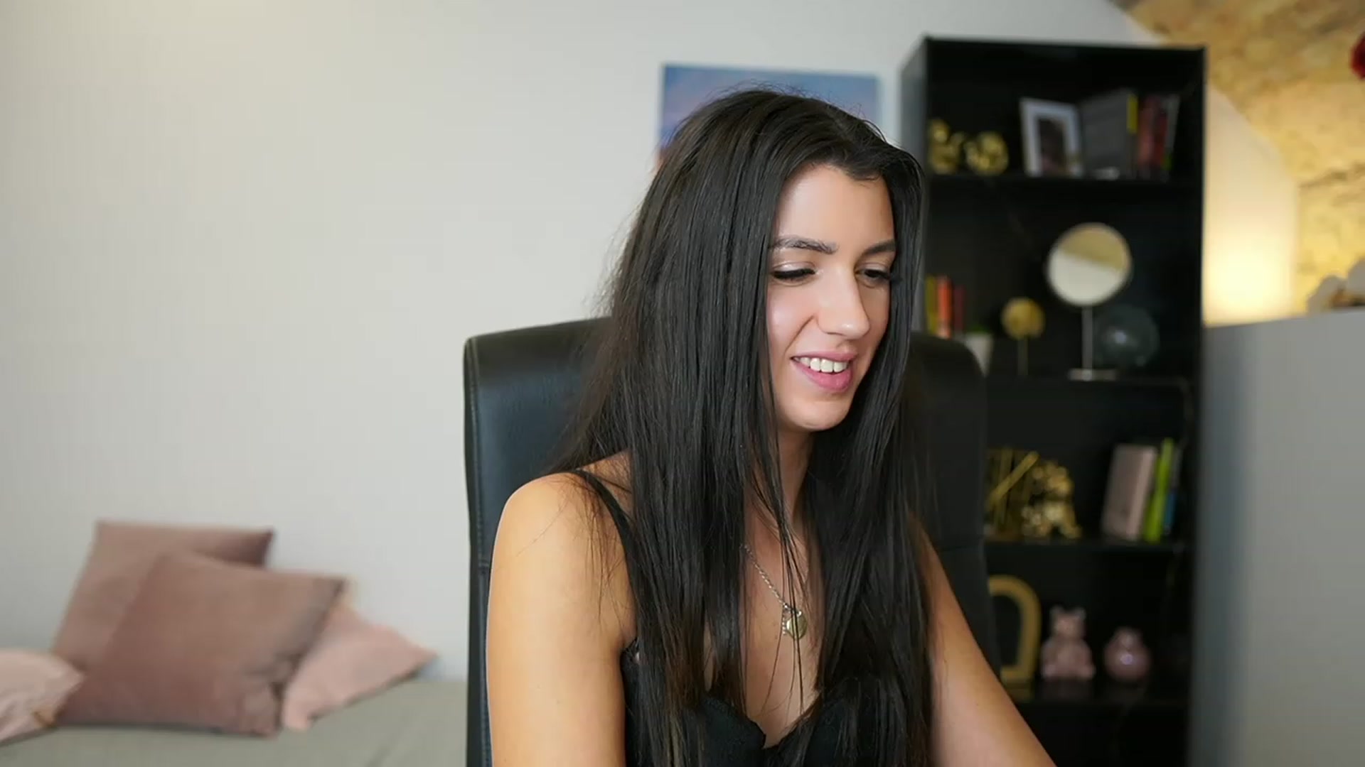 Gallery image thumbnail from Julia_Roca's myfreecams stream on, 01/18/2024, 19:12 image 14 of 20