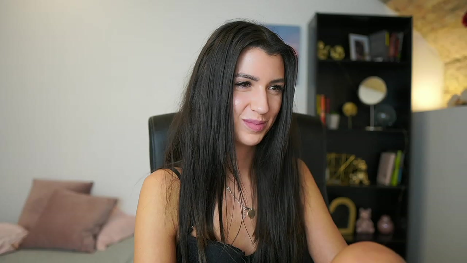 Gallery image thumbnail from Julia_Roca's myfreecams stream on, 01/18/2024, 19:12 image 11 of 20