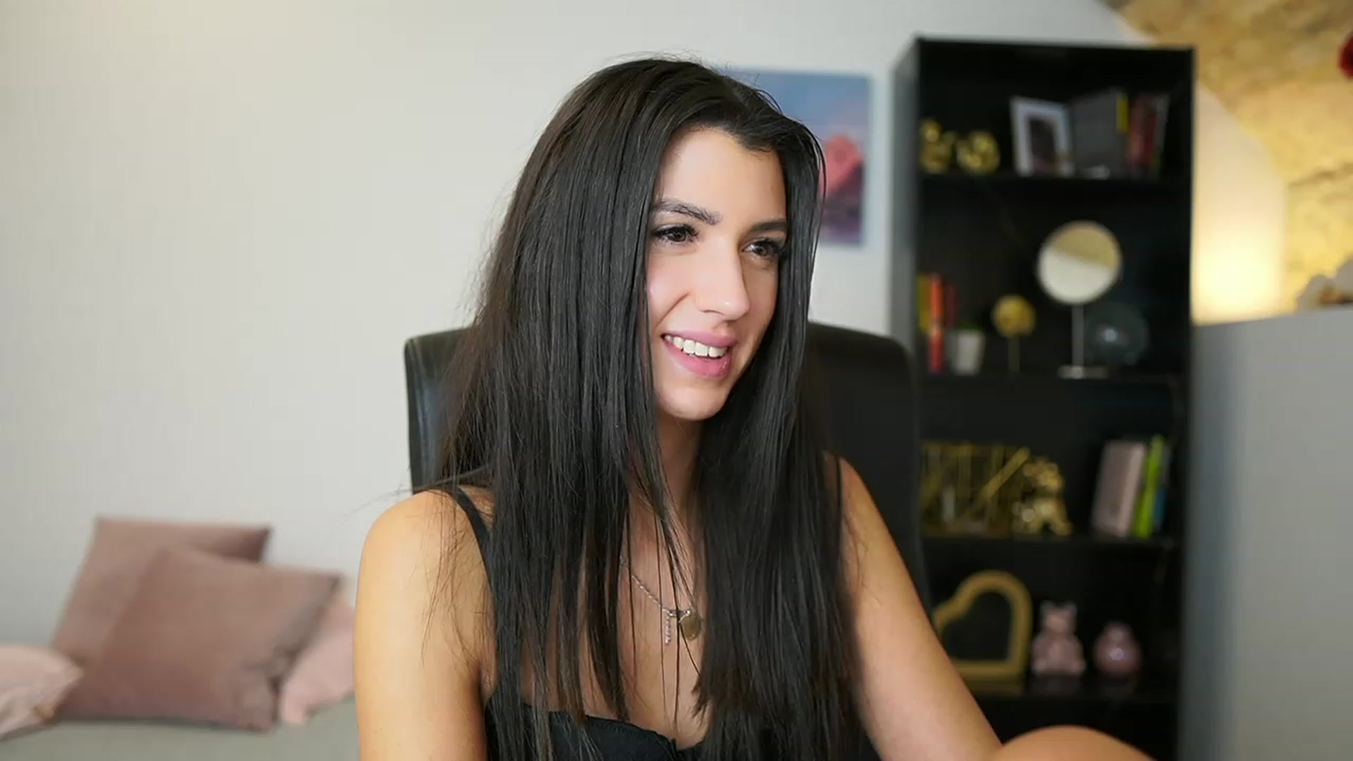 Gallery image thumbnail from Julia_Roca's myfreecams stream on, 01/18/2024, 19:12 image 12 of 20