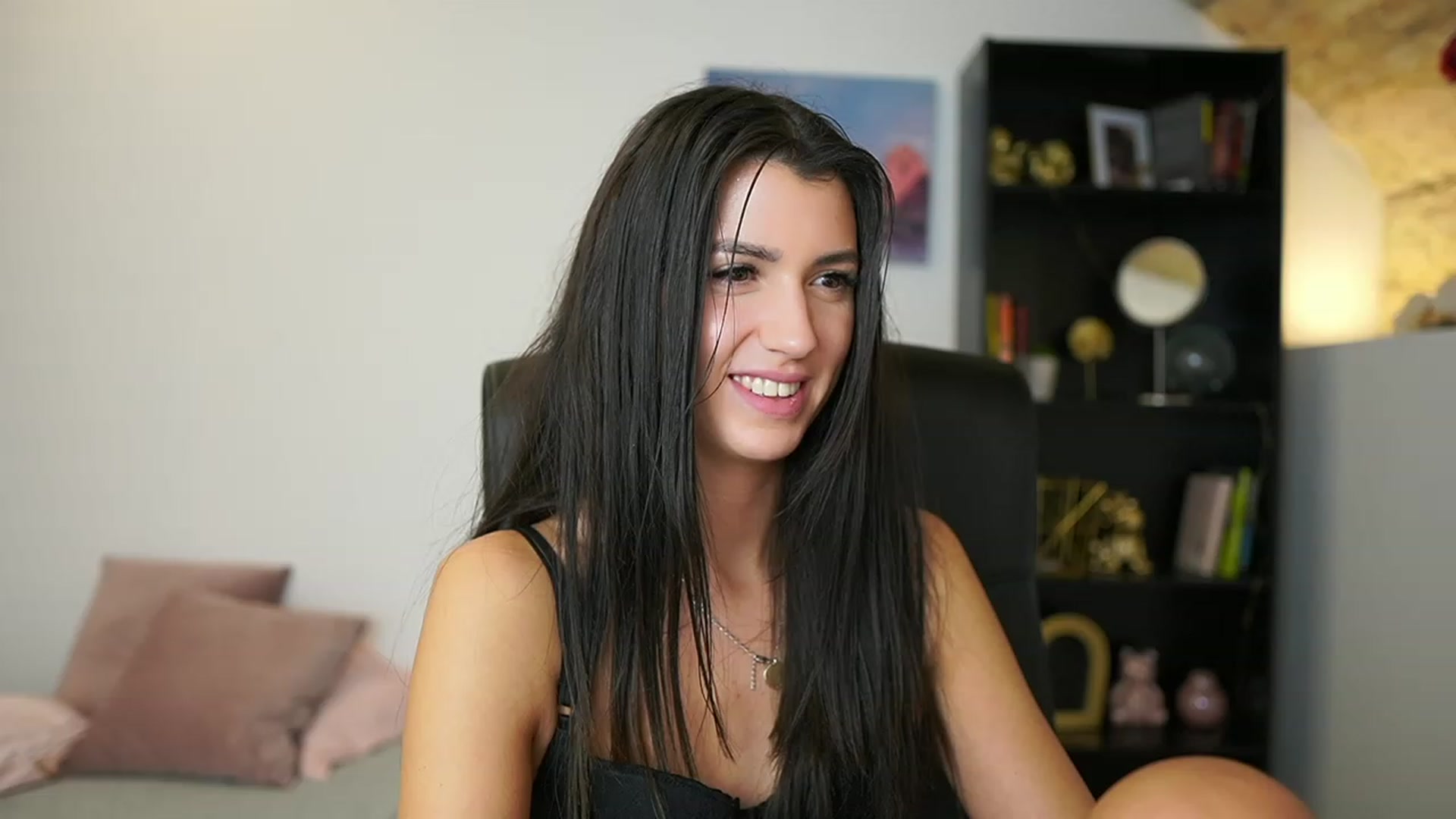 Gallery image thumbnail from Julia_Roca's myfreecams stream on, 01/18/2024, 19:12 image 6 of 20