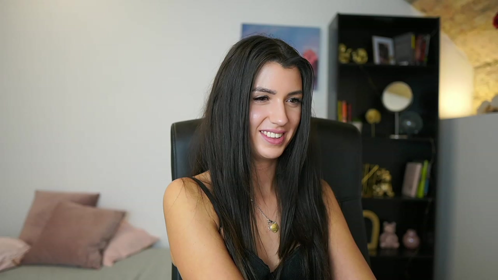 Gallery image thumbnail from Julia_Roca's myfreecams stream on, 01/18/2024, 19:12 image 16 of 20