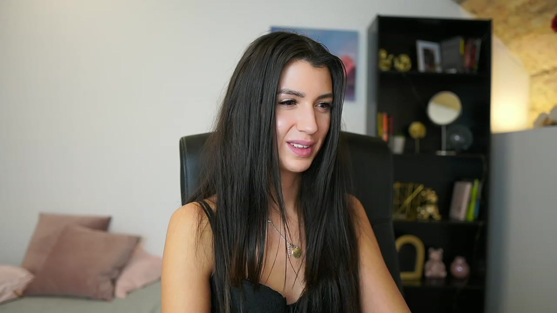 Gallery image thumbnail from Julia_Roca's myfreecams stream on, 01/18/2024, 19:12 image 13 of 20