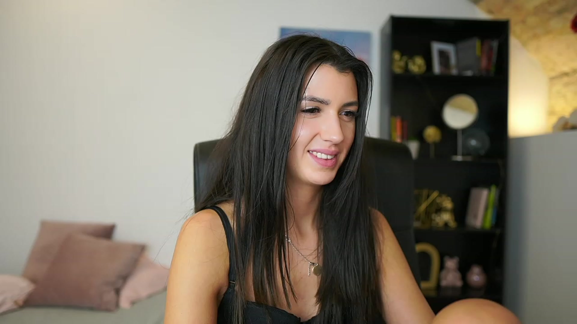 Gallery image thumbnail from Julia_Roca's myfreecams stream on, 01/18/2024, 19:12 image 4 of 20