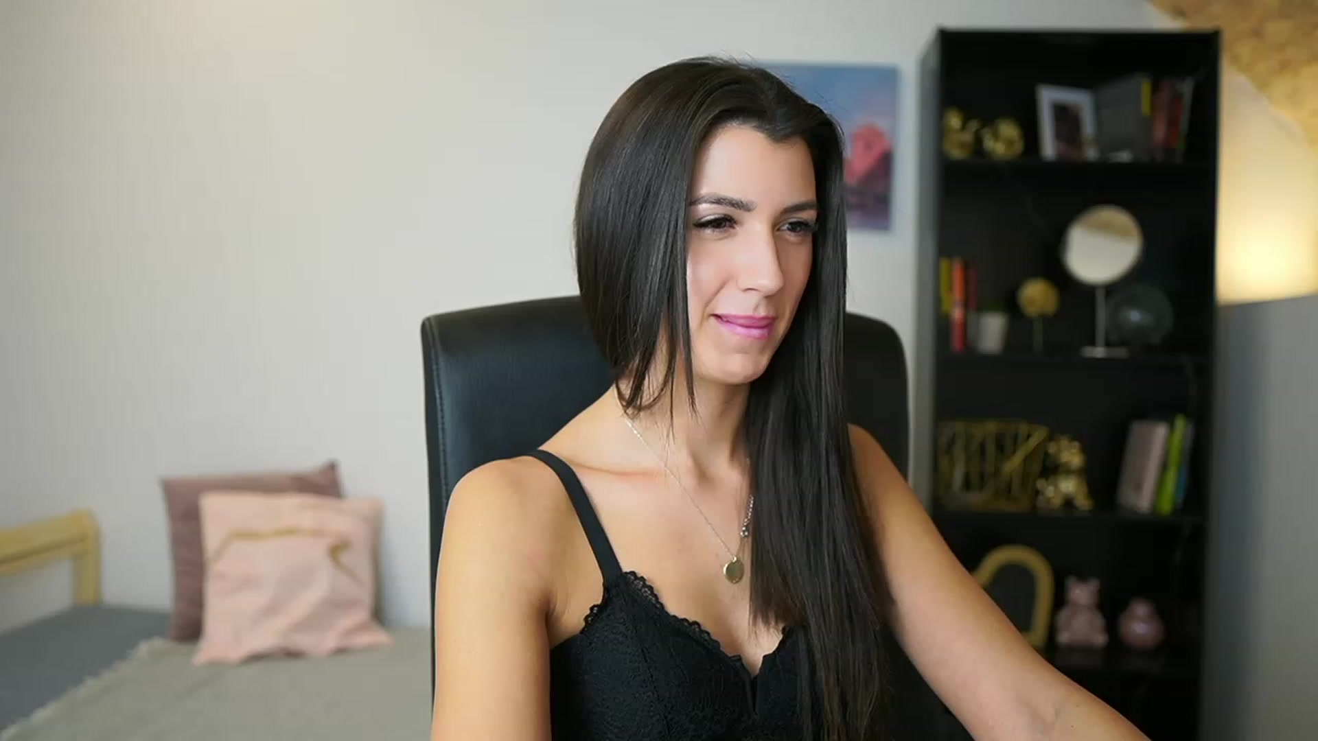 Gallery image thumbnail from Julia_Roca's myfreecams stream on, 01/20/2024, 14:56 image 18 of 20