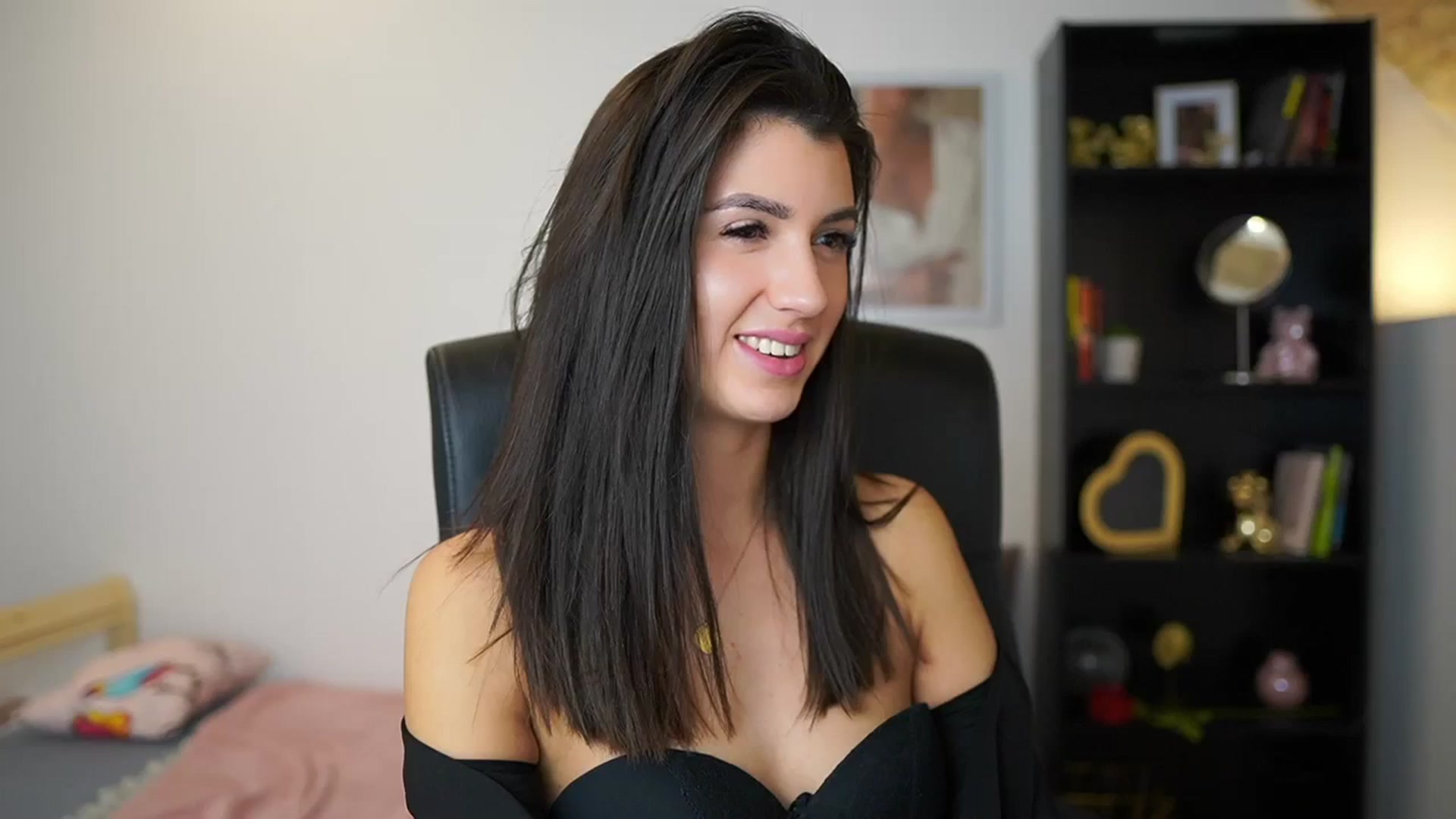 Gallery image thumbnail from Julia_Roca's myfreecams stream on, 01/21/2024, 17:37 image 19 of 20