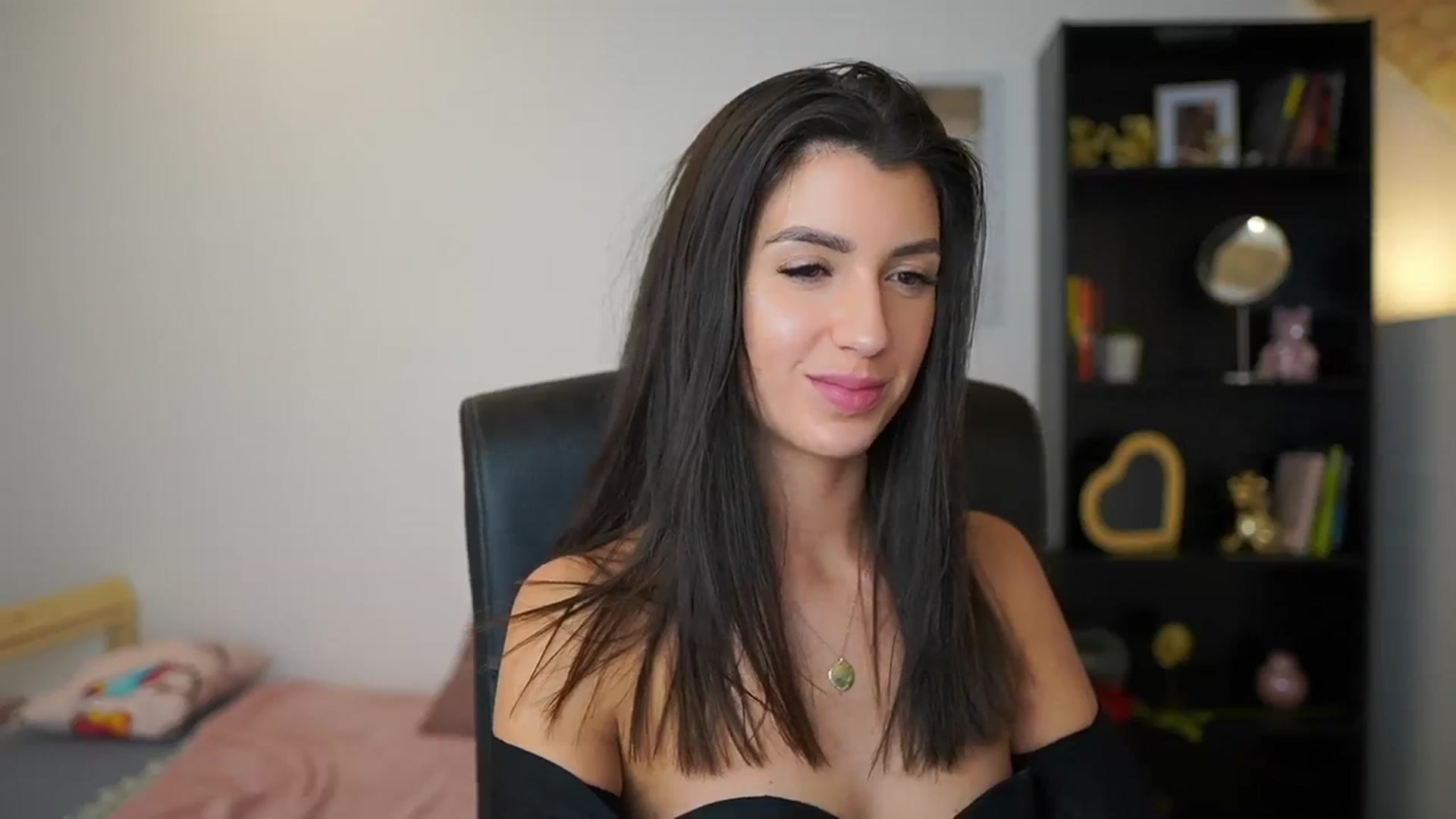 Gallery image thumbnail from Julia_Roca's myfreecams stream on, 01/21/2024, 17:37 image 12 of 20