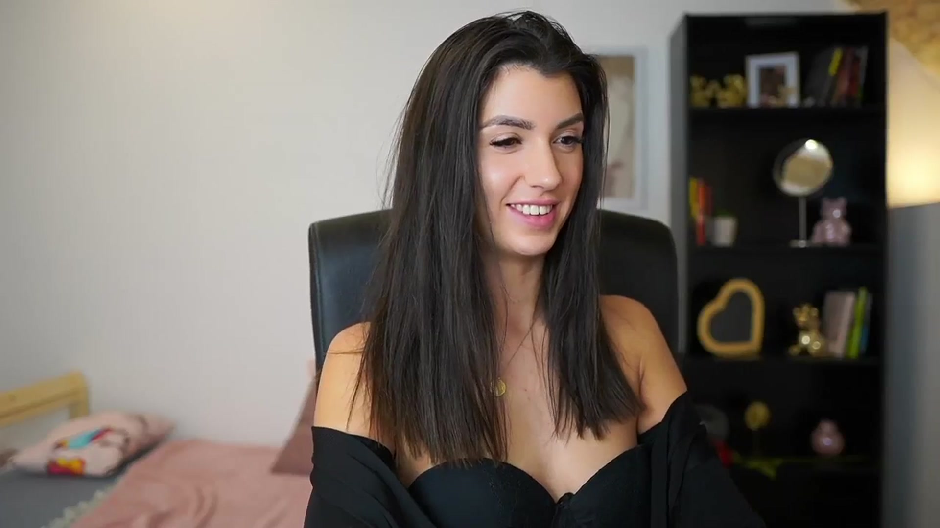 Gallery image thumbnail from Julia_Roca's myfreecams stream on, 01/21/2024, 17:37 image 15 of 20