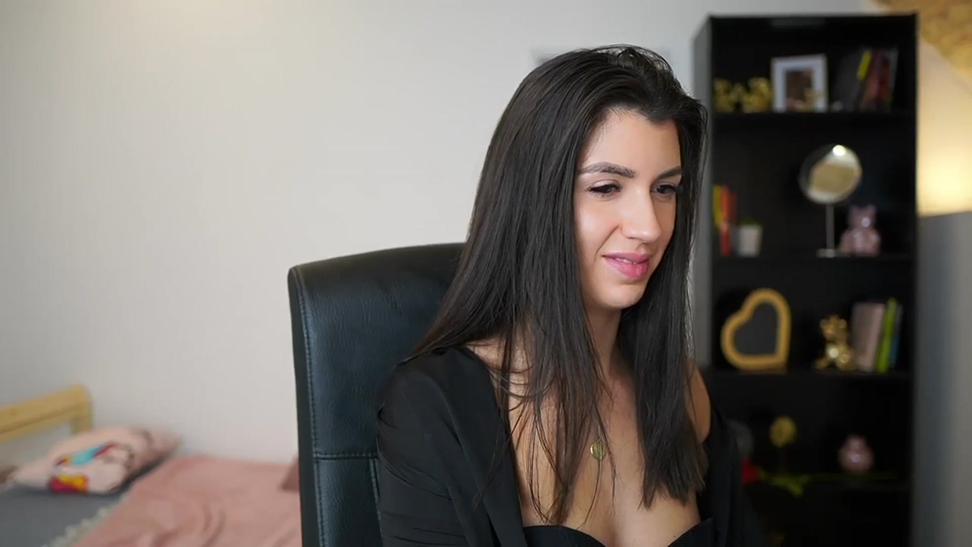 Gallery image thumbnail from Julia_Roca's myfreecams stream on, 01/21/2024, 17:37 image 9 of 20