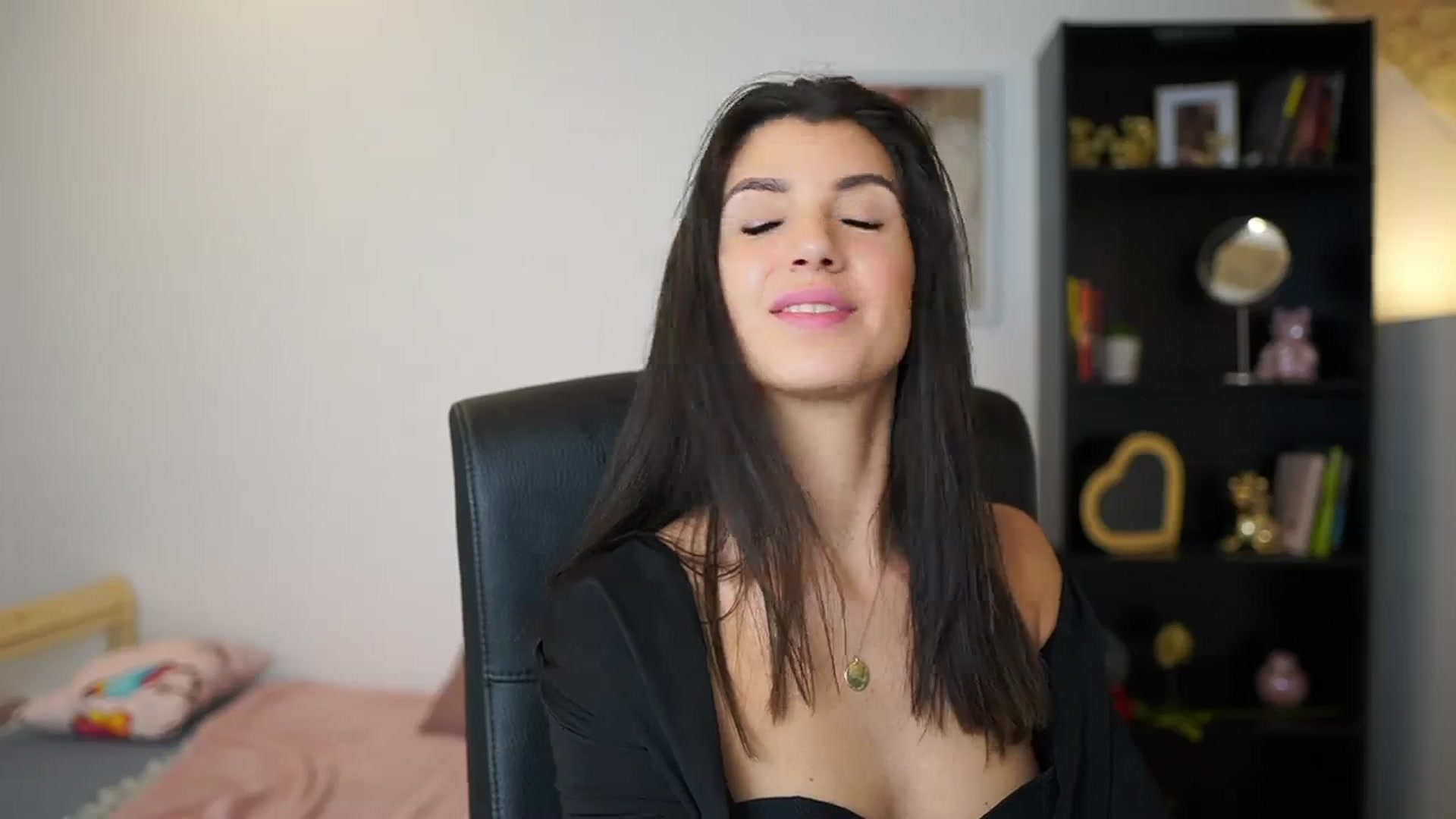 Gallery image thumbnail from Julia_Roca's myfreecams stream on, 01/21/2024, 17:37 image 7 of 20
