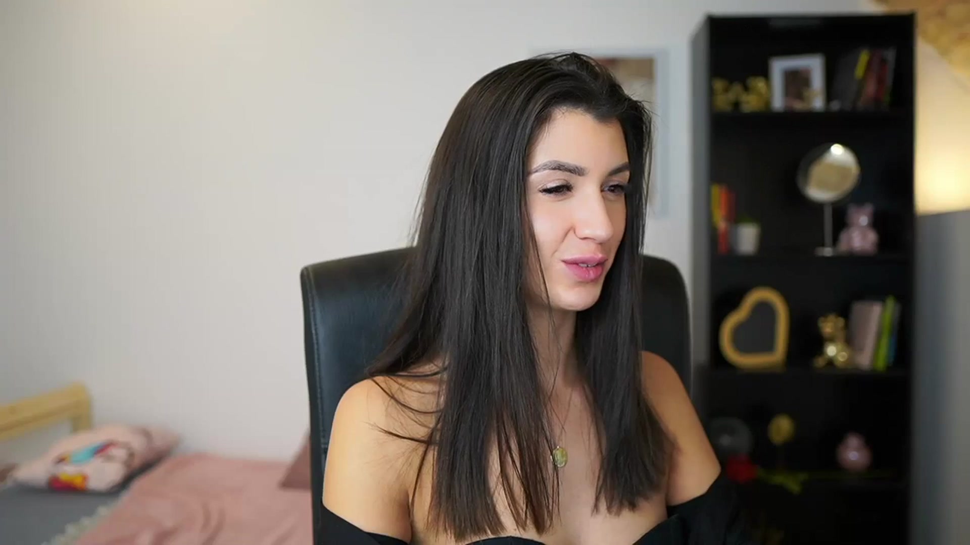 Gallery image thumbnail from Julia_Roca's myfreecams stream on, 01/21/2024, 17:37 image 13 of 20