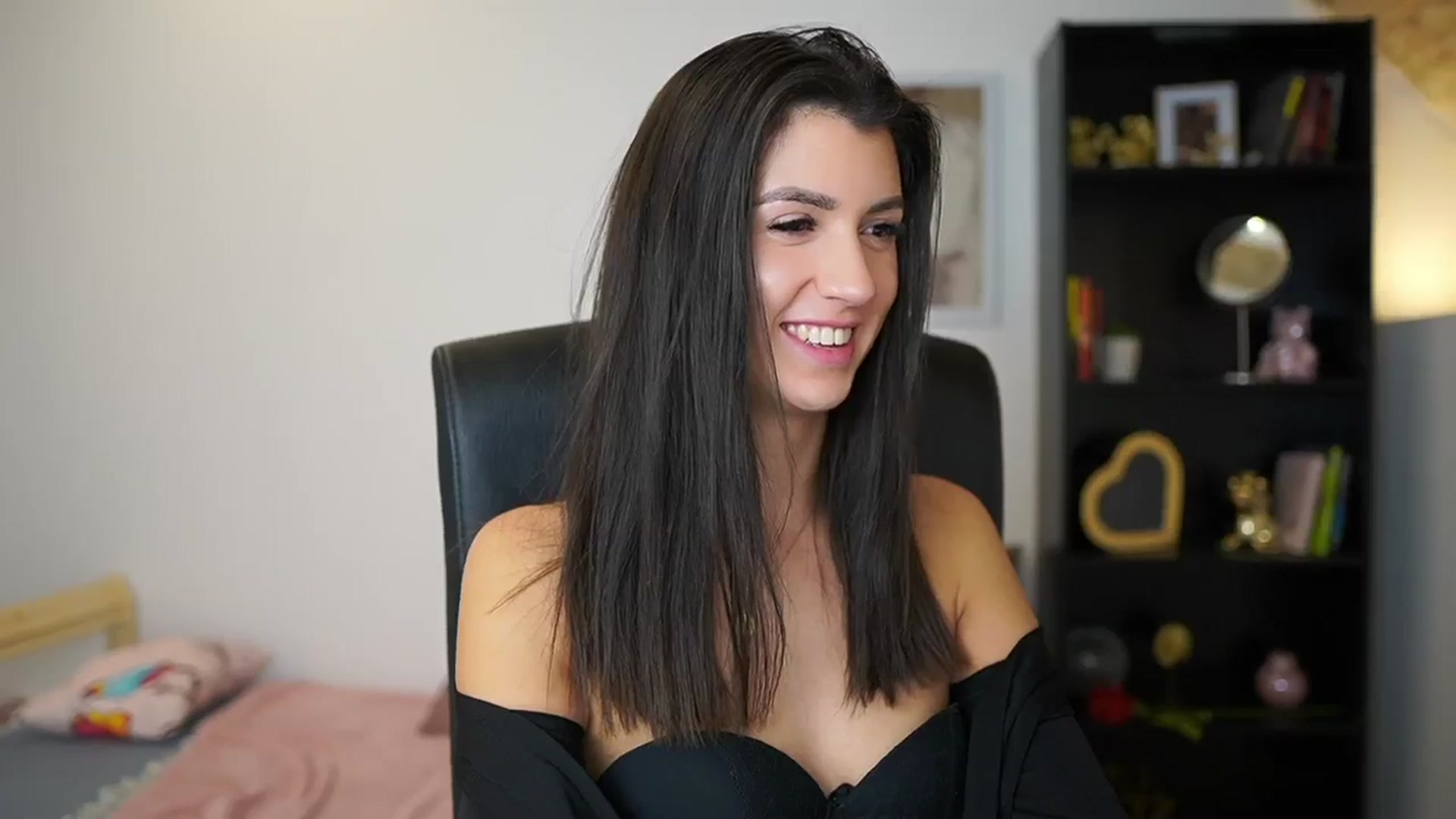 Gallery image thumbnail from Julia_Roca's myfreecams stream on, 01/21/2024, 17:37 image 16 of 20