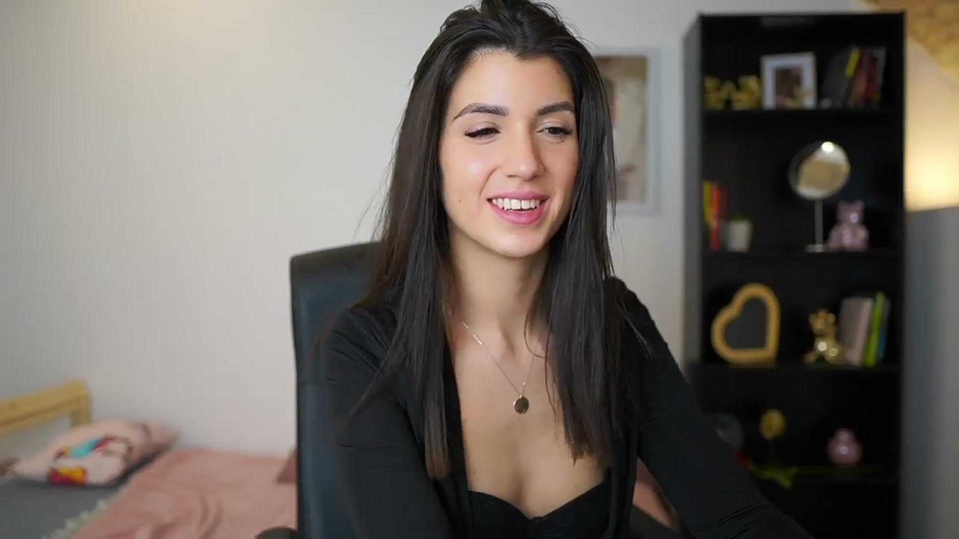 Gallery image thumbnail from Julia_Roca's myfreecams stream on, 01/21/2024, 17:37 image 3 of 20