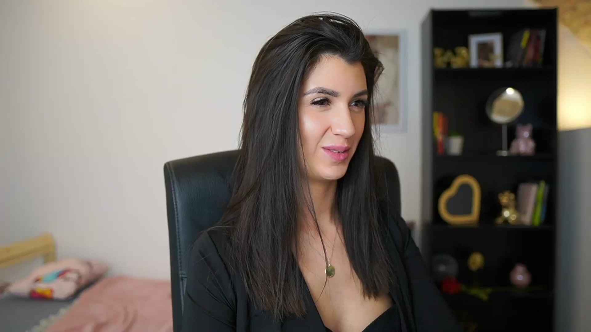 Gallery image thumbnail from Julia_Roca's myfreecams stream on, 01/21/2024, 17:37 image 4 of 20