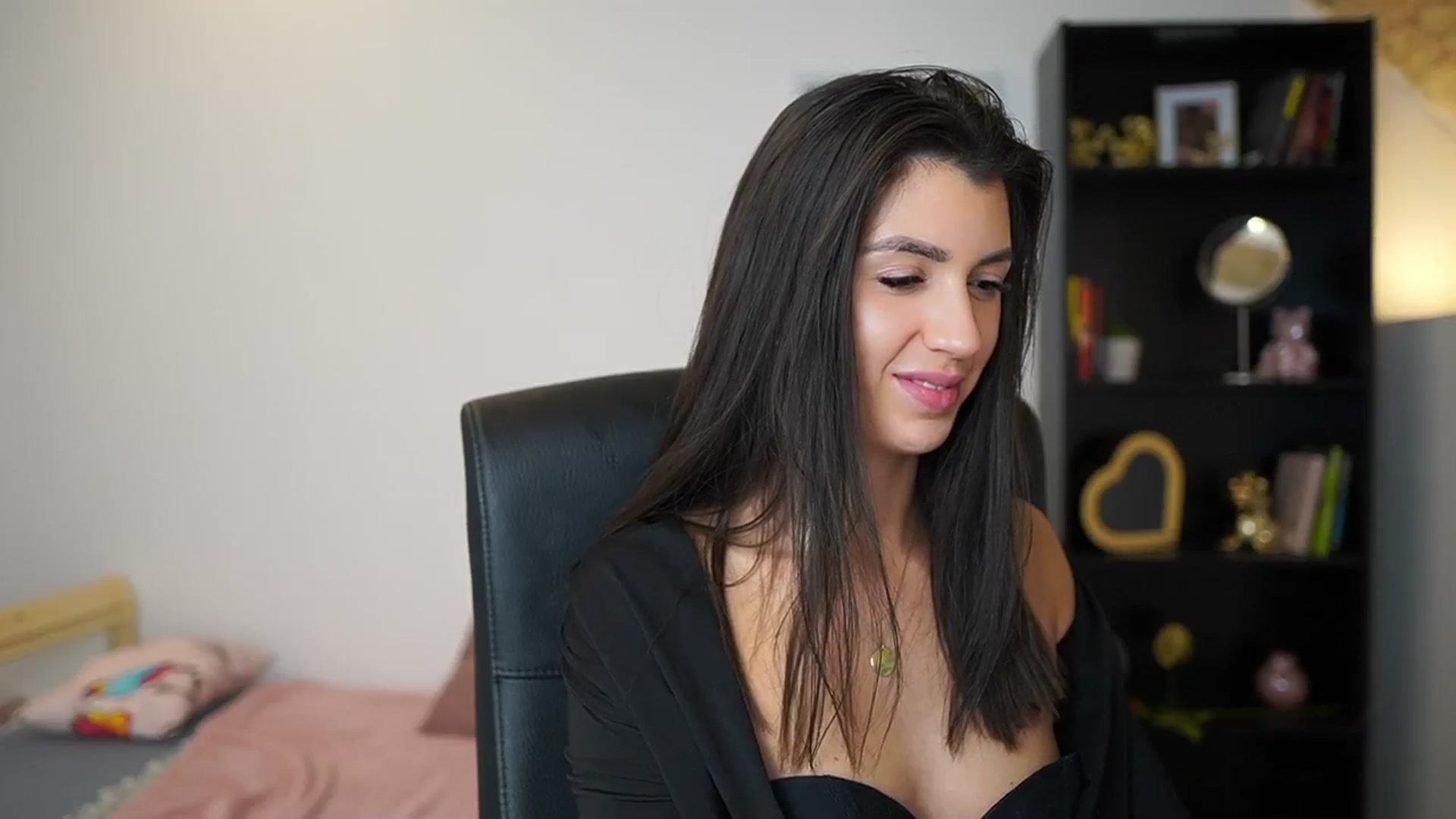 Gallery image thumbnail from Julia_Roca's myfreecams stream on, 01/21/2024, 17:37 image 6 of 20
