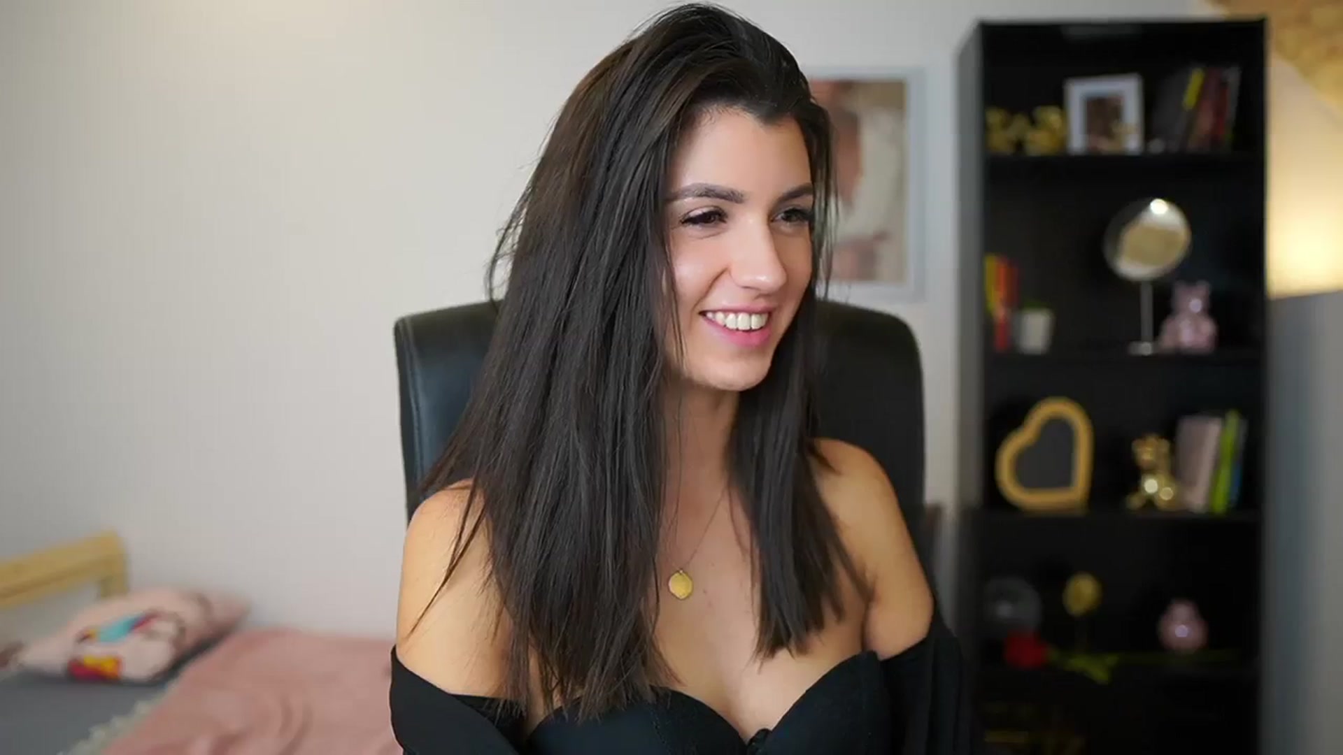 Gallery image thumbnail from Julia_Roca's myfreecams stream on, 01/21/2024, 17:37 image 18 of 20
