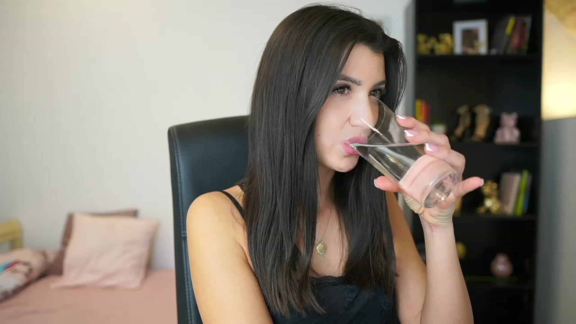 Gallery image thumbnail from Julia_Roca's myfreecams stream on, 01/24/2024, 15:37 image 15 of 20