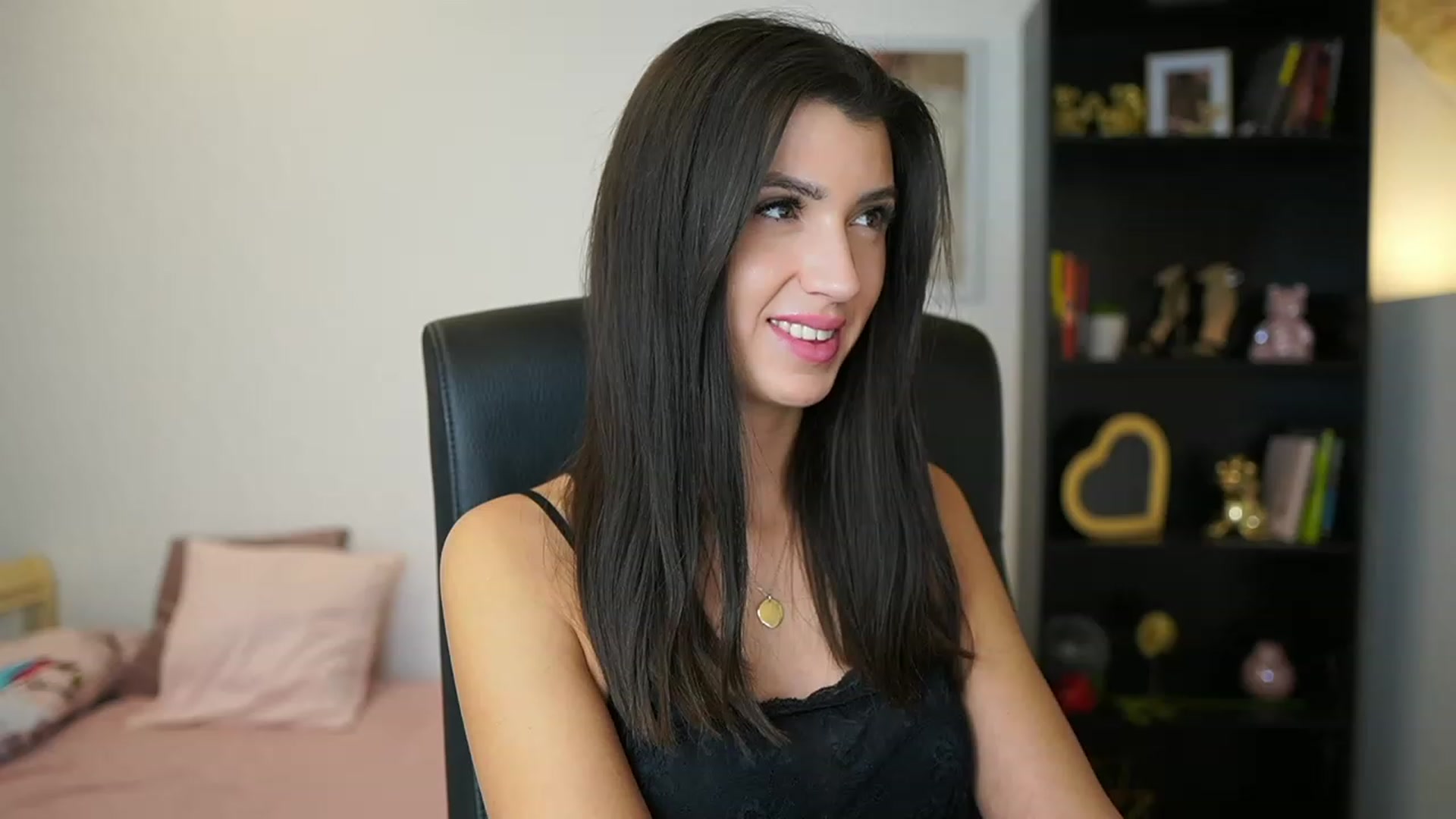 Gallery image thumbnail from Julia_Roca's myfreecams stream on, 01/24/2024, 15:37 image 18 of 20