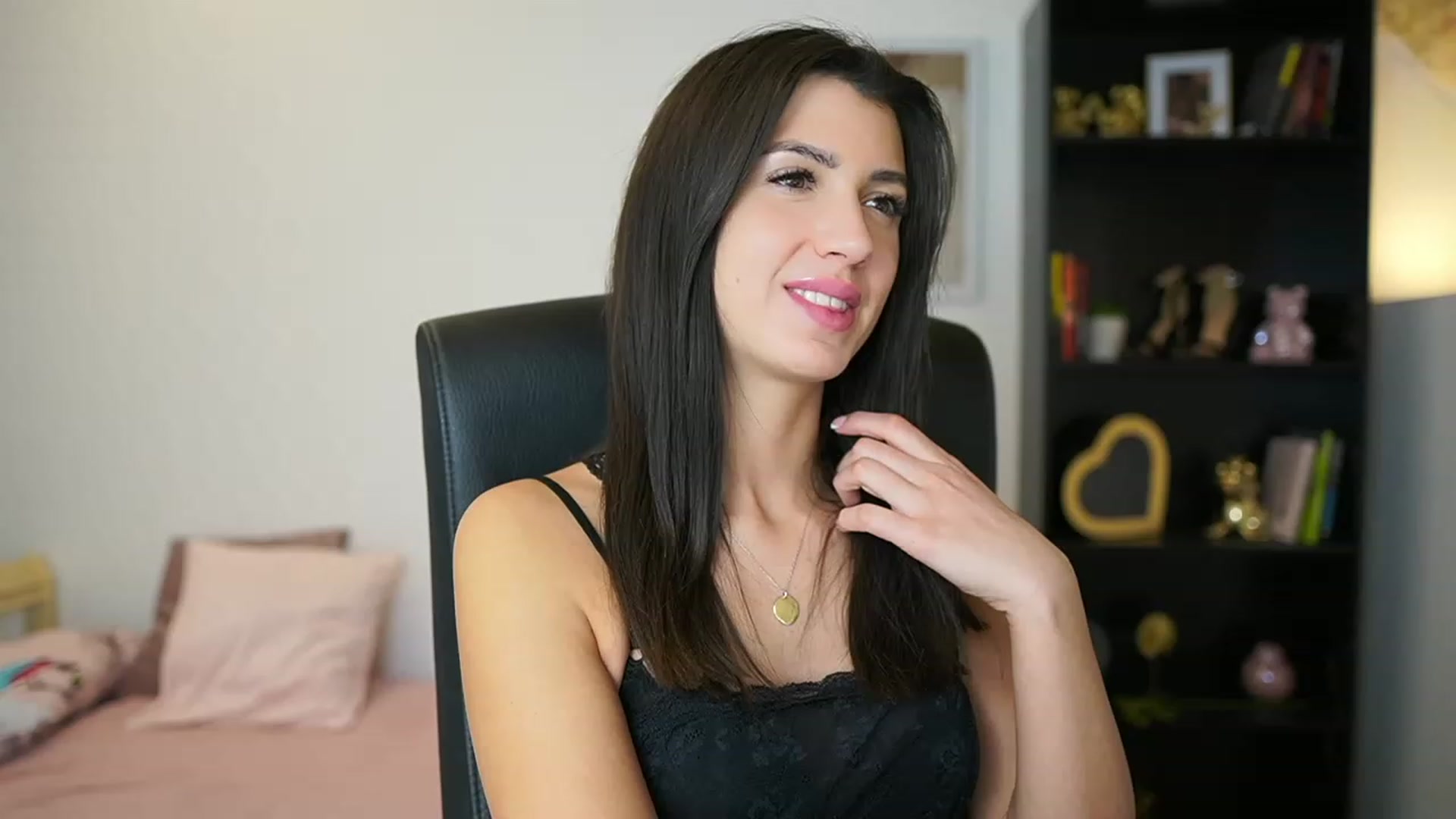 Gallery image thumbnail from Julia_Roca's myfreecams stream on, 01/24/2024, 15:37 image 14 of 20