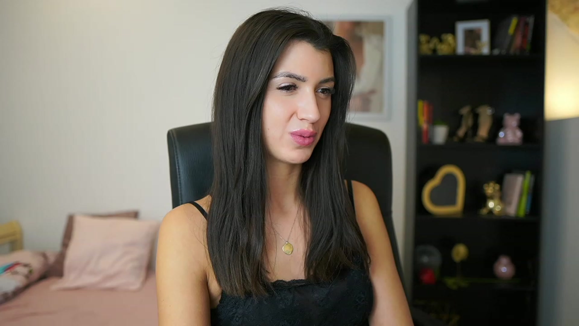 Gallery image thumbnail from Julia_Roca's myfreecams stream on, 01/24/2024, 15:37 image 8 of 20
