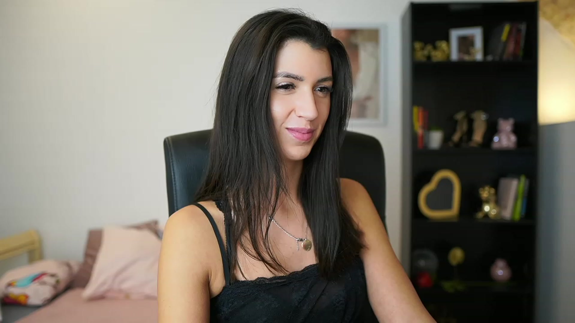 Gallery image thumbnail from Julia_Roca's myfreecams stream on, 01/24/2024, 17:22 image 5 of 20