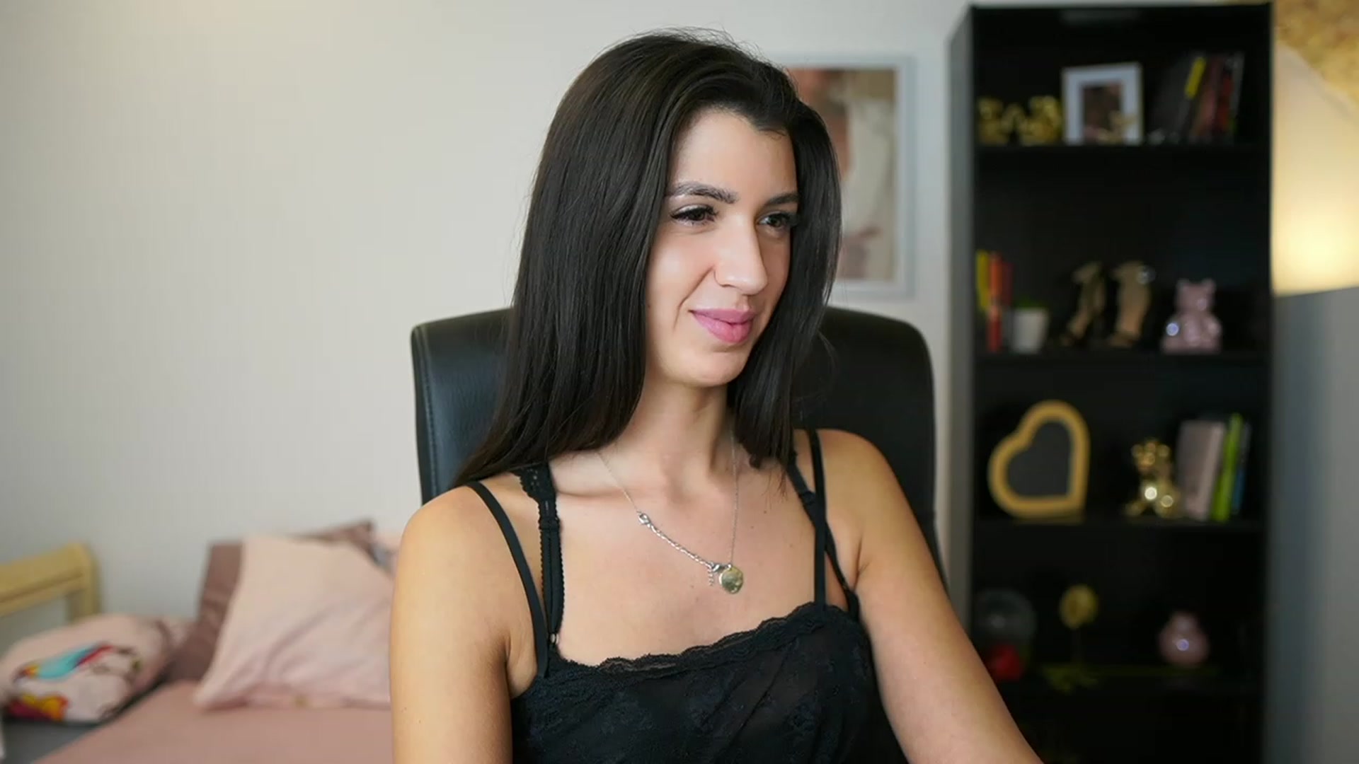 Gallery image thumbnail from Julia_Roca's myfreecams stream on, 01/24/2024, 17:22 image 14 of 20