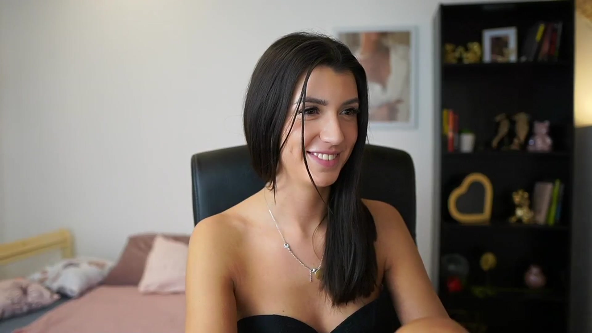 Gallery image thumbnail from Julia_Roca's myfreecams stream on, 01/25/2024, 13:23 image 13 of 20