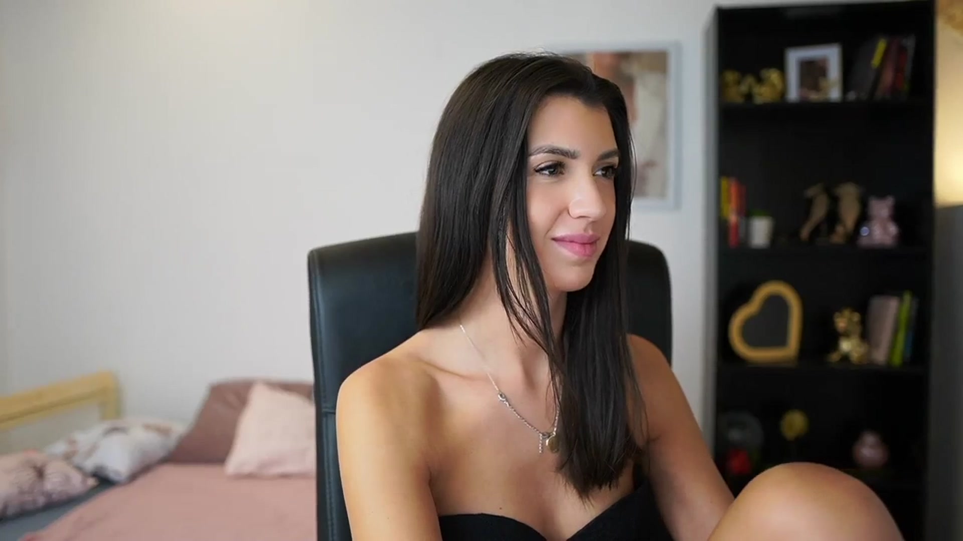 Gallery image thumbnail from Julia_Roca's myfreecams stream on, 01/25/2024, 13:23 image 17 of 20