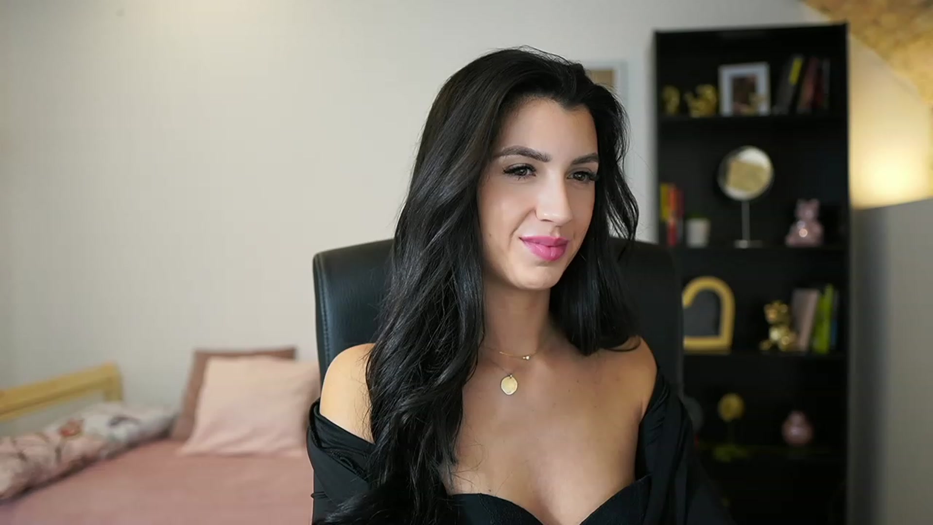 Gallery image thumbnail from Julia_Roca's myfreecams stream on, 01/29/2024, 16:01 image 3 of 20