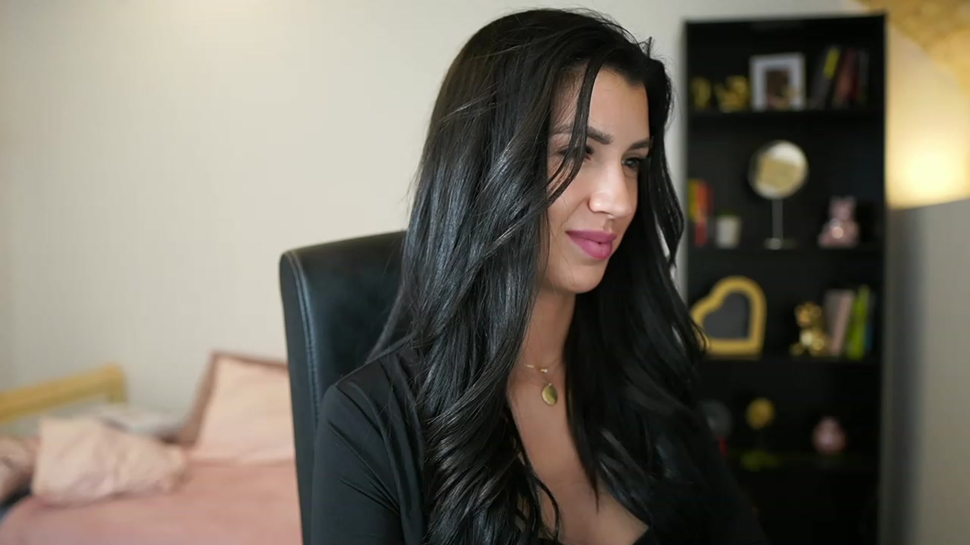Gallery image thumbnail from Julia_Roca's myfreecams stream on, 01/29/2024, 18:39 image 12 of 20