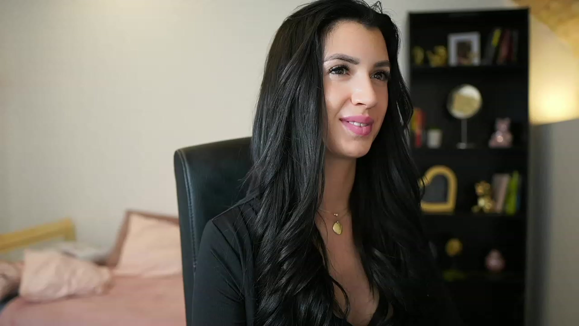 Gallery image thumbnail from Julia_Roca's myfreecams stream on, 01/29/2024, 18:39 image 7 of 20